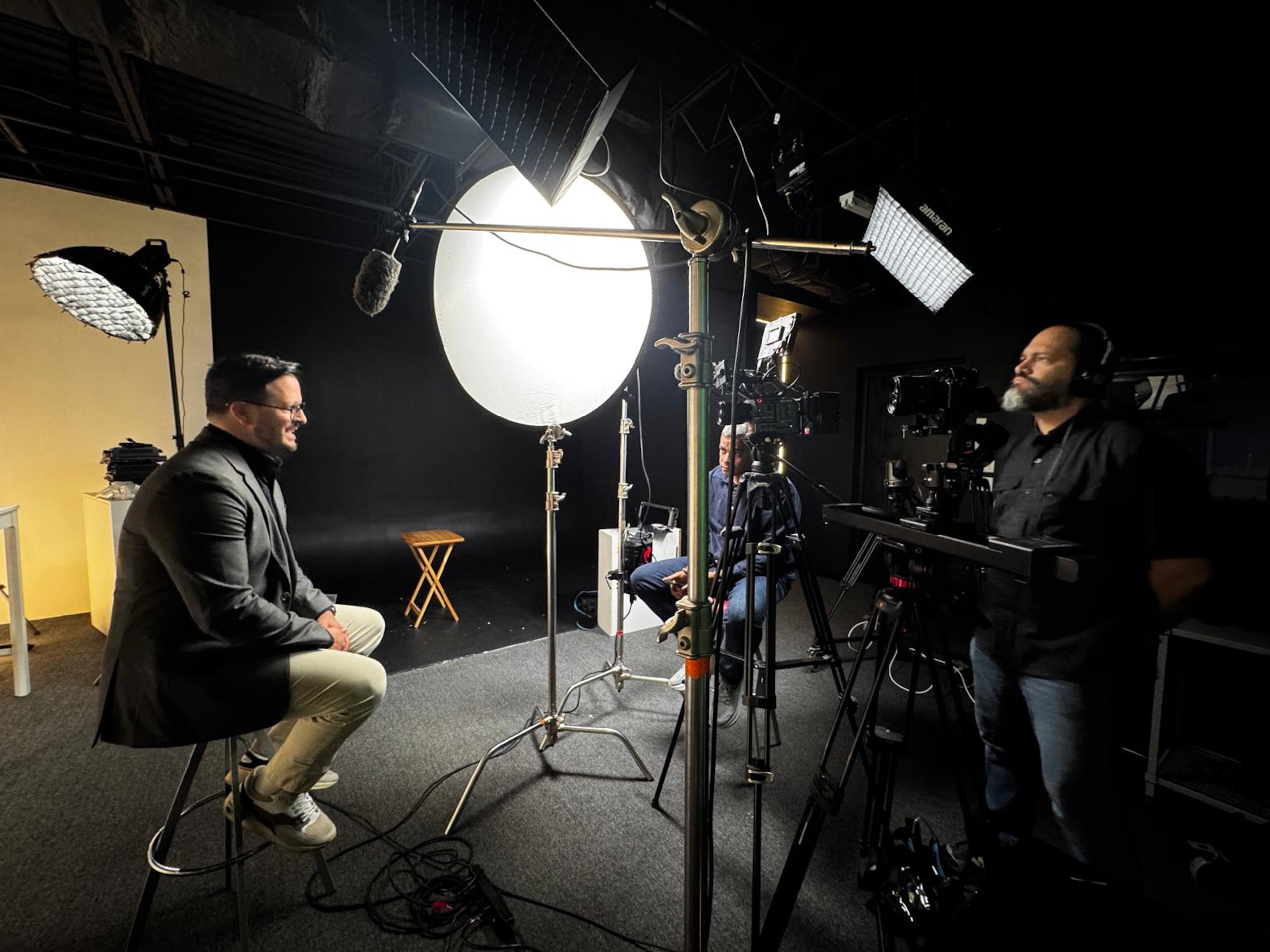 En el documental "Nuestra próxima edición", participan miembros de la familia Ferré Rangel, propietarios de GFR Media, periodistas, editores y empleados, además de figuras prominentes del quehacer social, deportivo y de negocios de Puerto Rico.