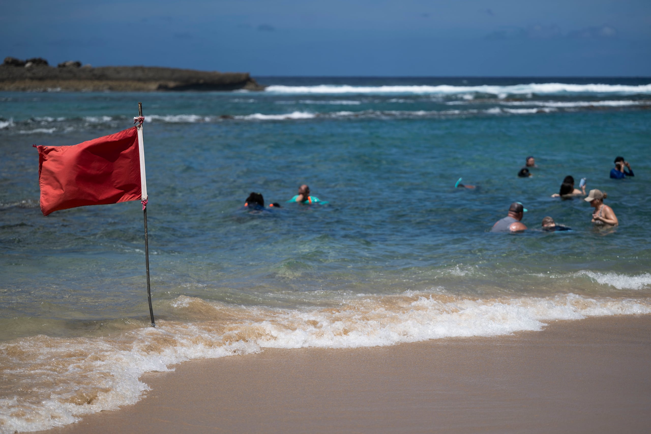 El SNM mantiene vigente un alto riesgo de corrientes marinas para las playas del norte, oeste y este de Puerto Rico, así como Culebra, al menos hasta la noche del martes.
