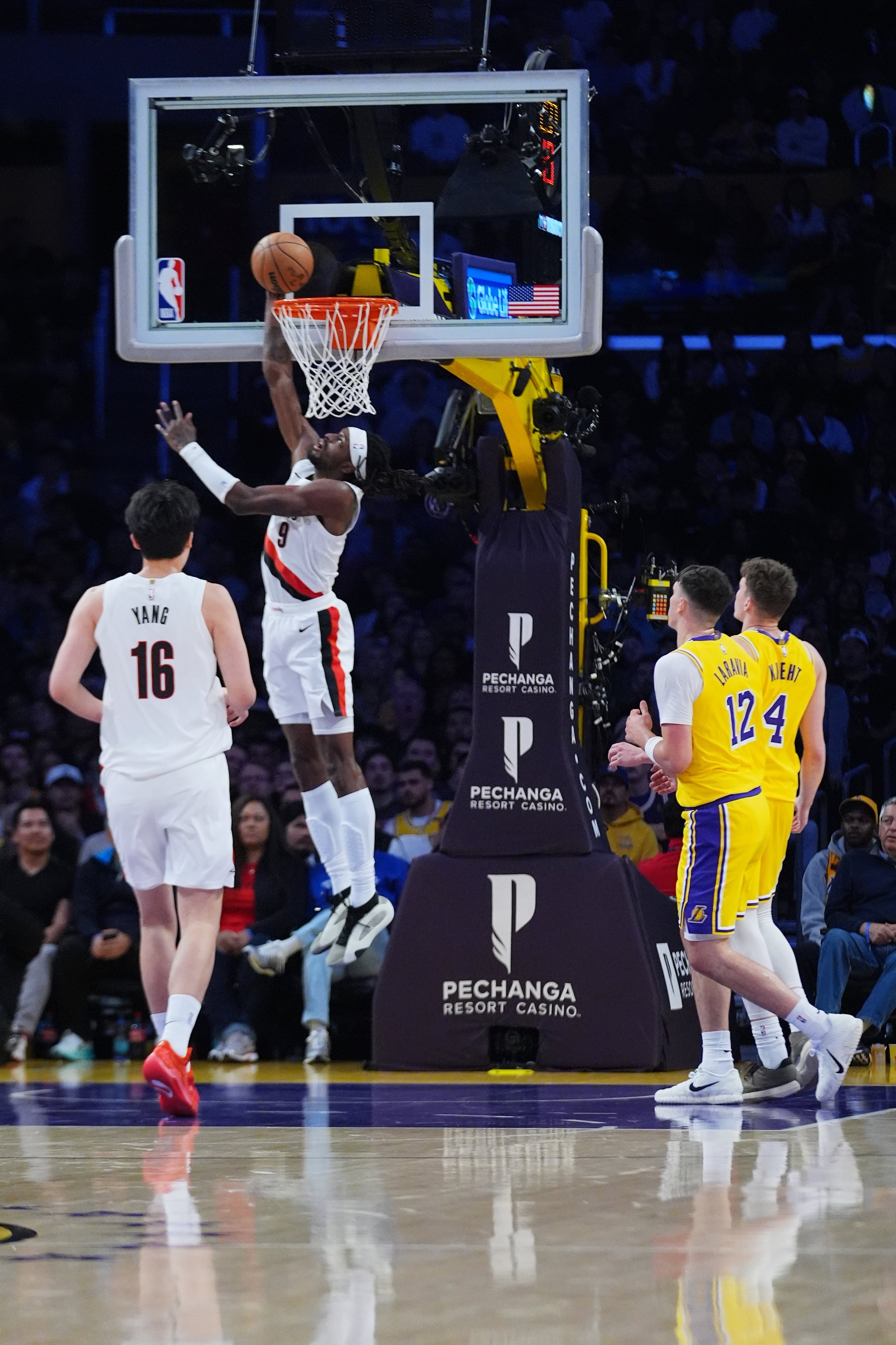 El jugador de los Portland Trail Blazers Jerami Grant (9) hace una bandeja durante la primera mitad de su juego de NBA el lunes 27 de octubre de 2025 en Los Ángeles. (AP Foto/Ethan Swope)