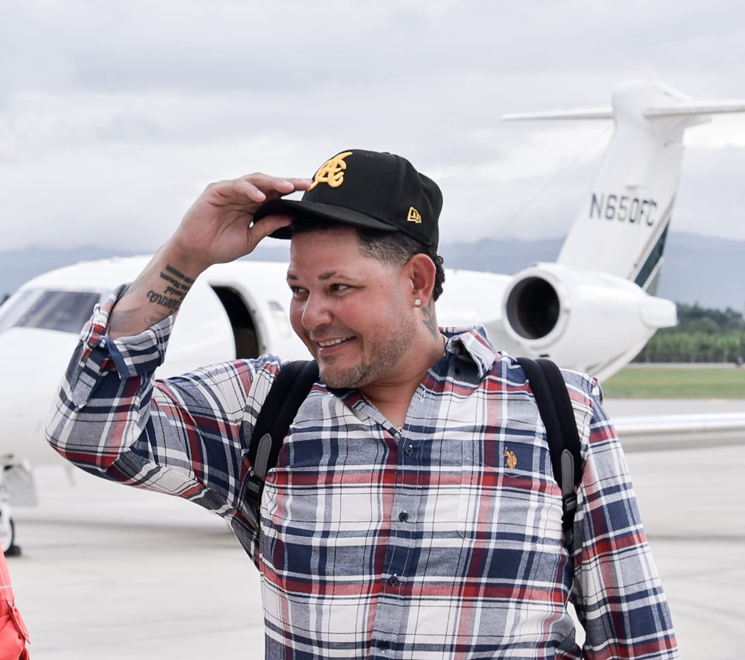 Yadier Molina aparece aquí a su llegada a Santiago a principios de la semana para tomar la dirección de las Águilas. (X / @aguilascibaeñas)