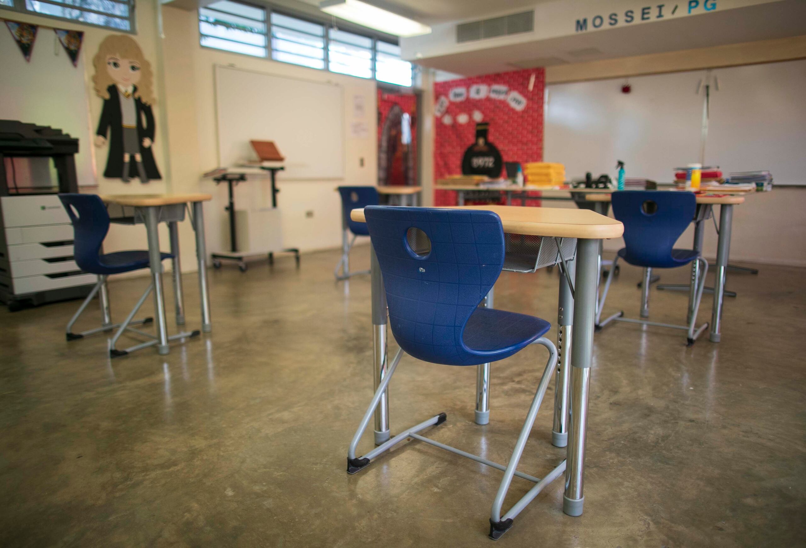 Un salón de clases vacío.