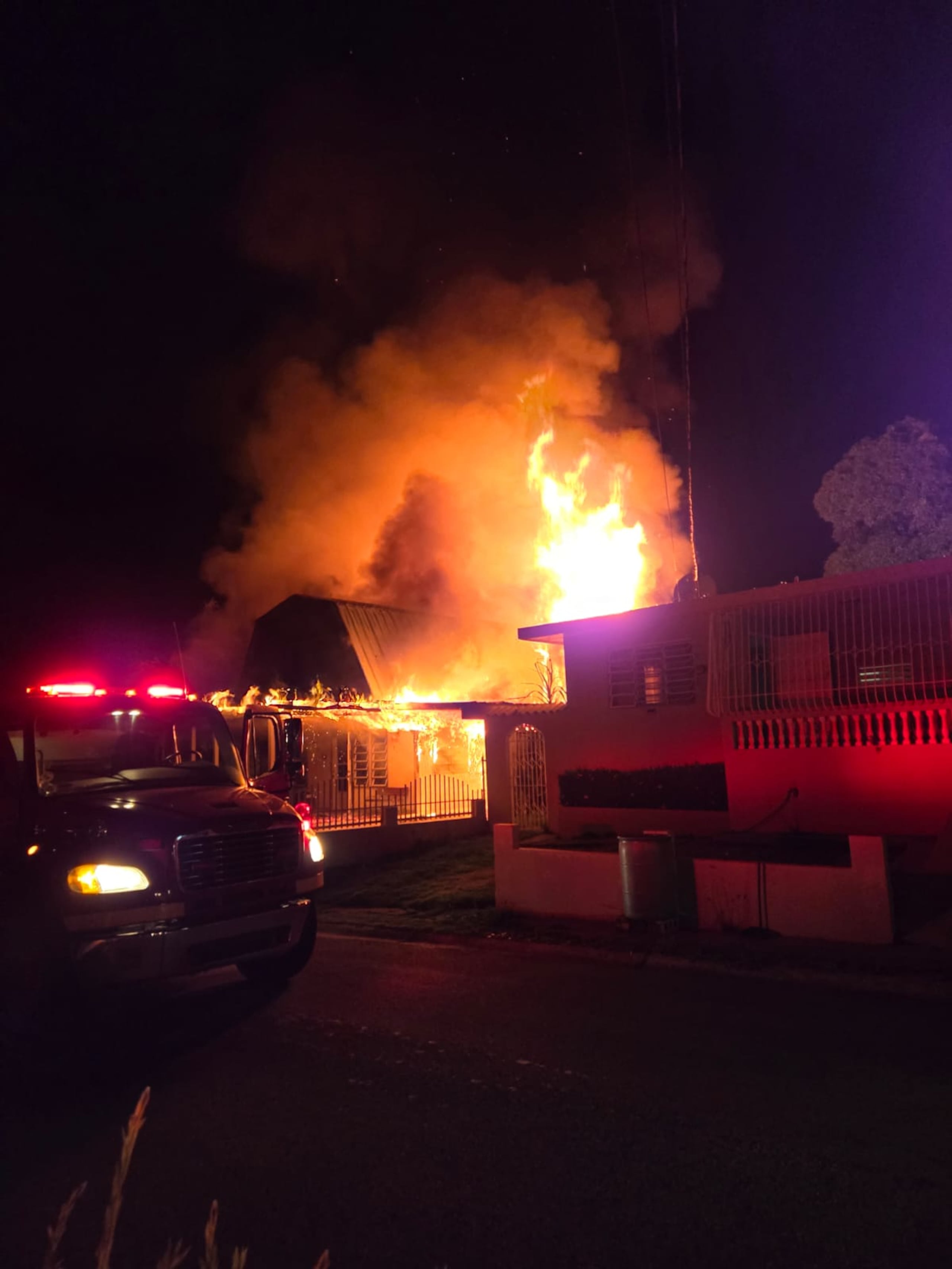 El voraz incendio destruyó la residencia en barrio Caracol, de Añasco, donde vivían cinco personas, incluyendo un bebé de 11 meses. Afortunadamente, todos están fuera de peligro, pero necesitan ayuda.