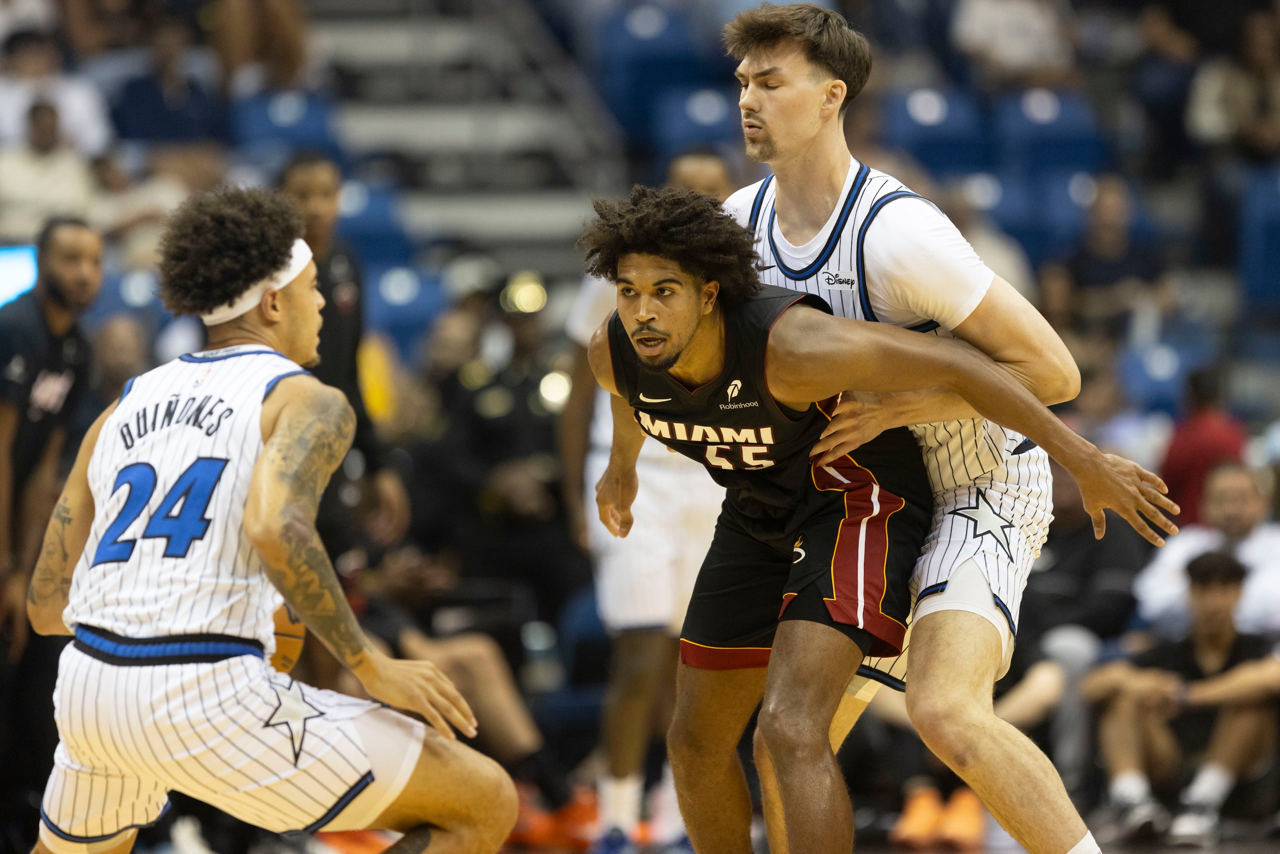 Ethan Thompson durante una jugada defensiva en el juego de pretemporada de NBA en Puerto Rico entre el Heat de Miami y el Magic de Orlando.