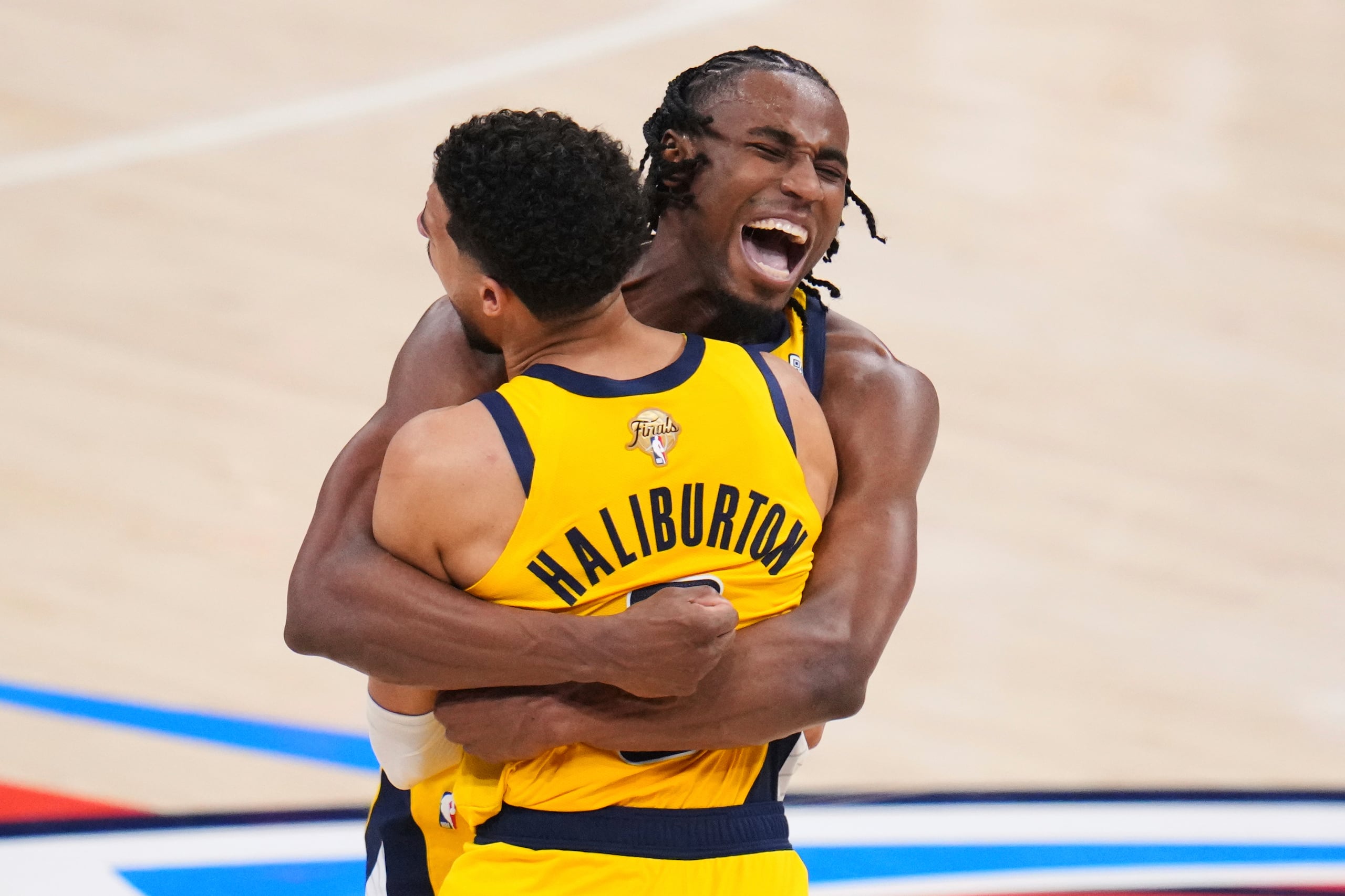 Tyrese Haliburton, base de los Pacers de Indiana, festeja con el alero Aaron Nesmith, luego de embocar un triple en el primer partido de las Finales ante el Thunder de Oklahoma City, el jueves 5 de junio de 2025 (AP Foto/Julio Cortez)