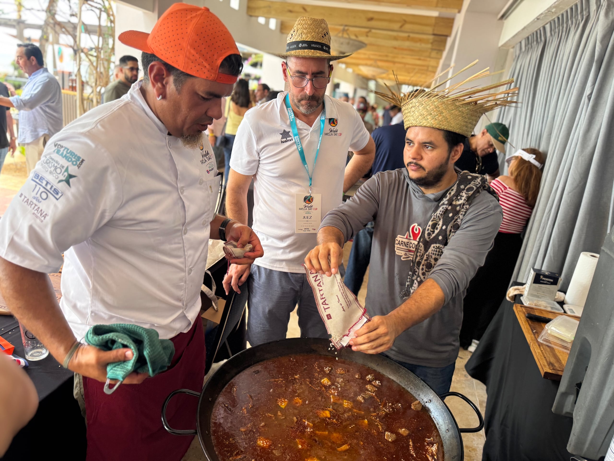 Las paellas del chef Roger Sandoval Borges eran de conejo, carne ahumada y pollo y de secreto ibérico con champiñones.