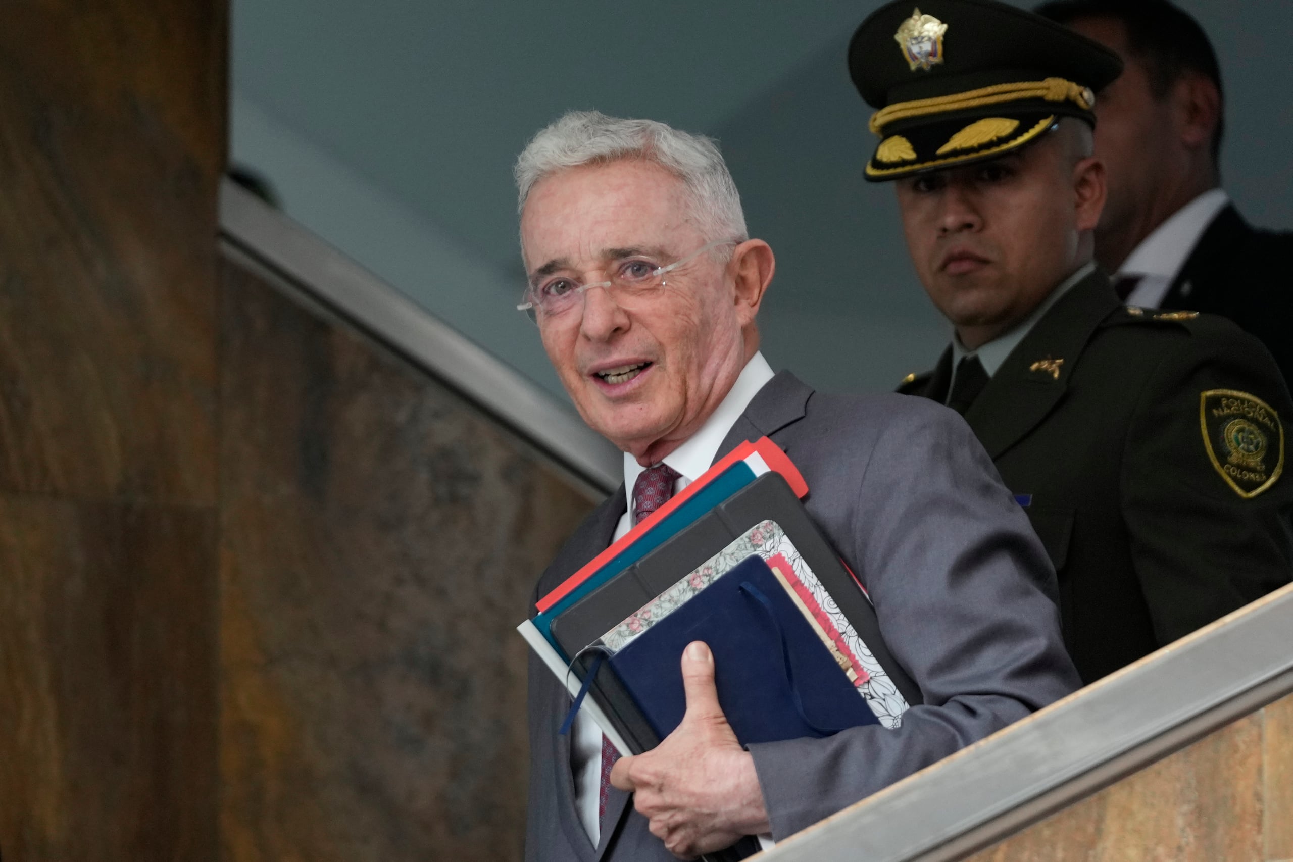 ARCHIVO - El expresidente Álvaro Uribe sale de la corte tras una audiencia durante su juicio por cargos de manipulación de testigos y soborno en Bogotá, Colombia, el 10 de febrero de 2025. (AP Foto/Fernando Vergara, Archivo)