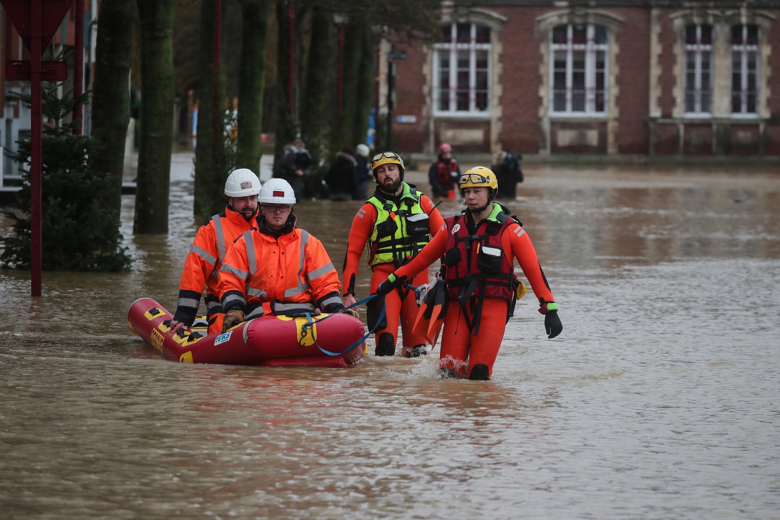 Durante esta mañana las evacuaciones continuaron en Arques y blendecques, donde el Aa desbordado había cubierto con hasta un metro de agua el centro de estas localidades vecinas.