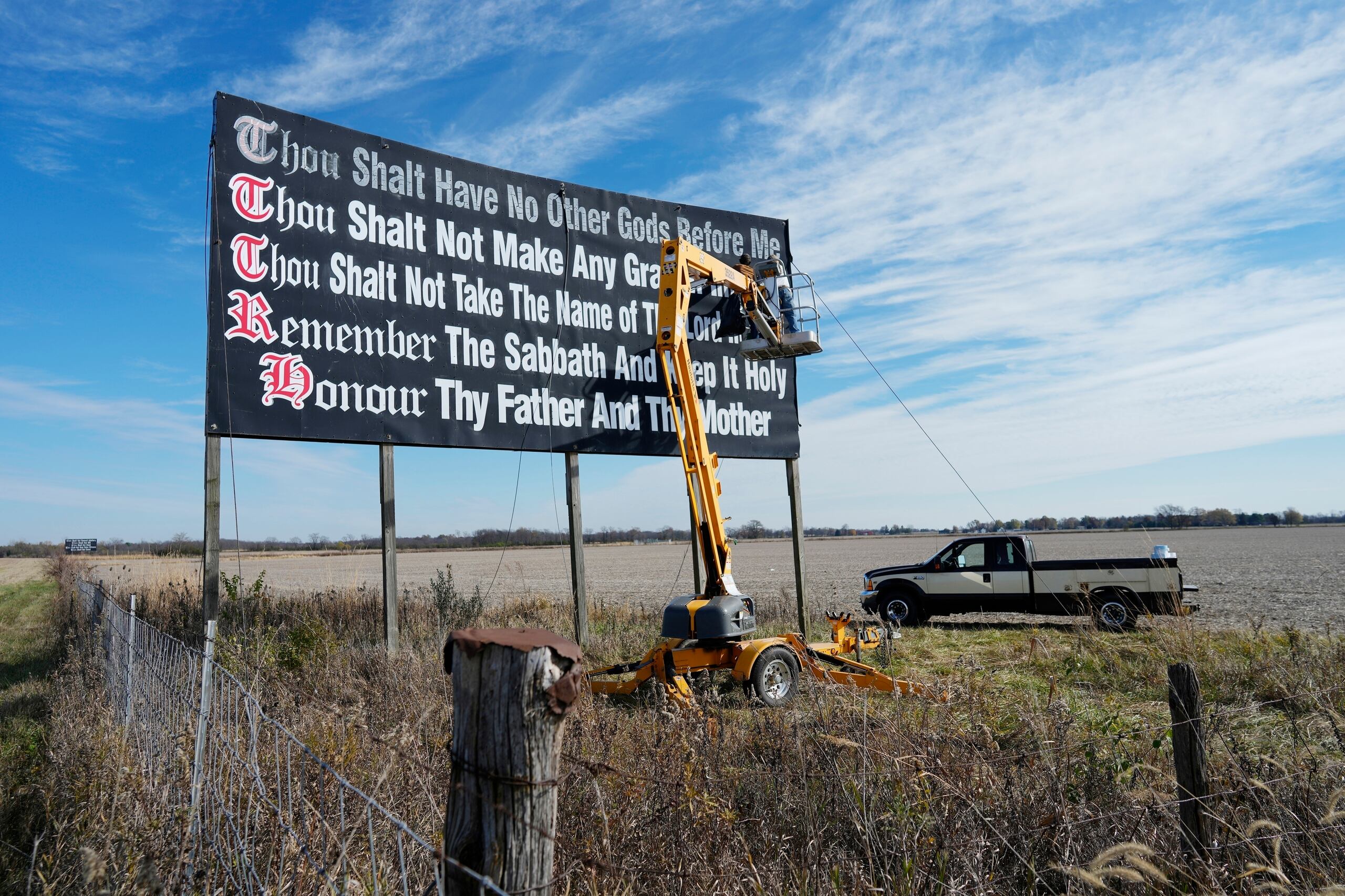Trabajadores repintan una valla publicitaria de los Diez Mandamientos en la Interestatal 71 el día de las elecciones cerca de Chenoweth, Ohio, el martes 7 de noviembre de 2023. (AP Foto/Carolyn Kaster, Archivo)