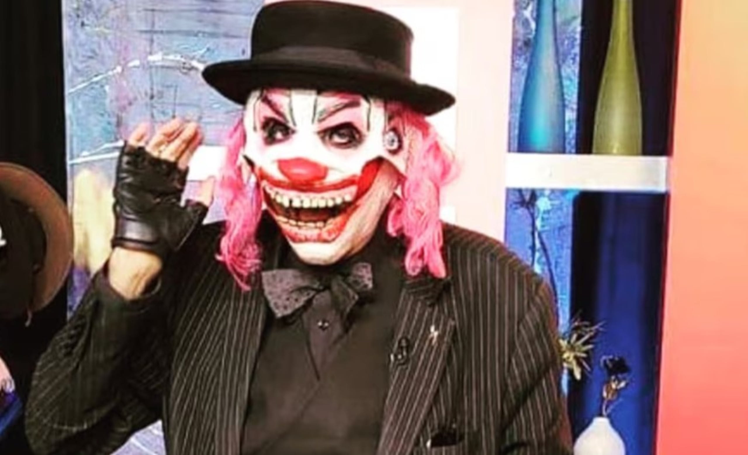 Del Valle se hizo popular en el programa "Tengo talento, mucho talento", donde su dinámica con la cantante Ana Bárbara, generó controversia por el desagrado de ésta con el personaje.