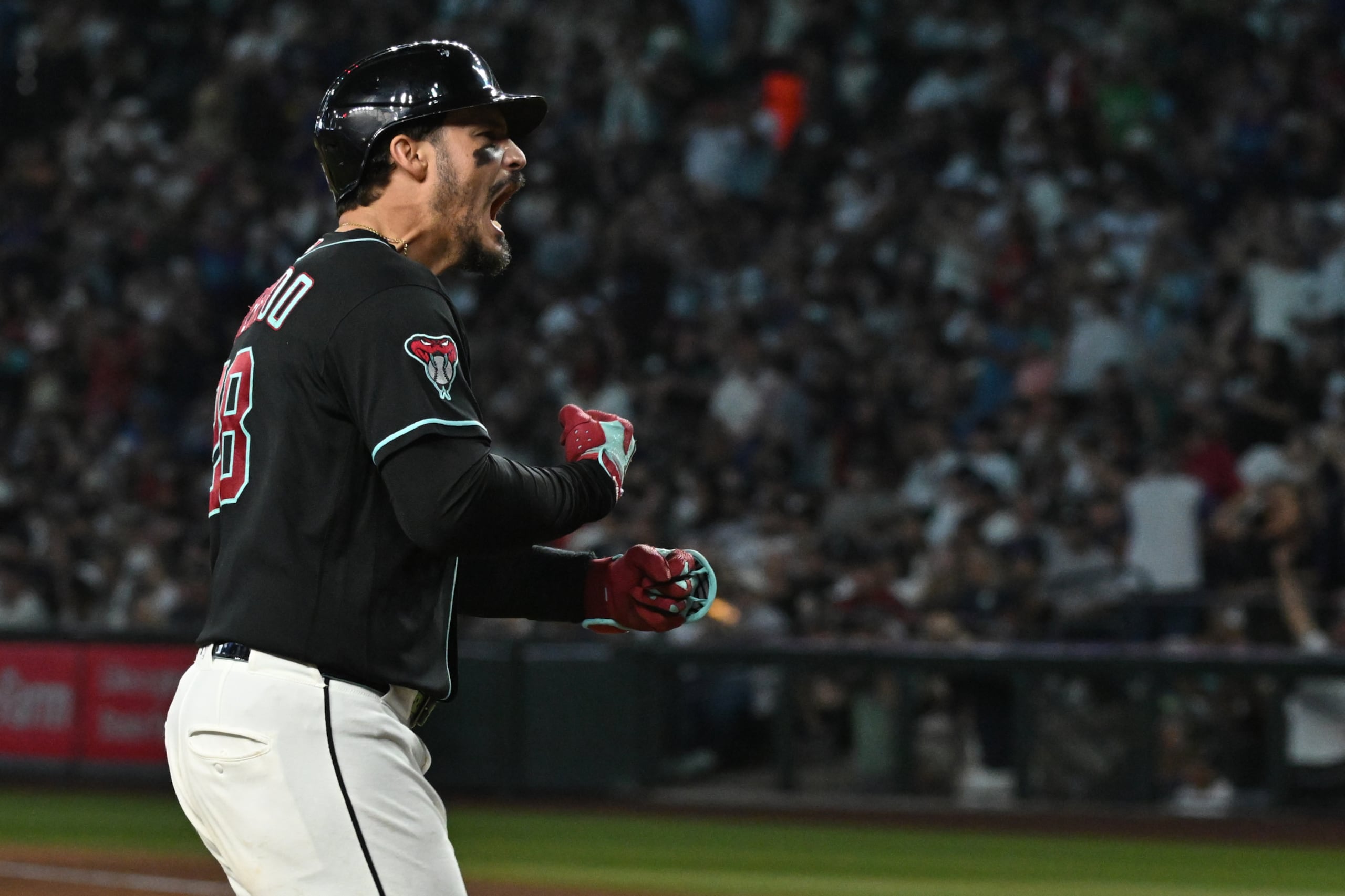 Nolan Arenado, de los Diamondbacks de Arizona, celebra después de batear un grand slam en la quinta entrada del juego de béisbol de Grandes Ligas en contra de los Yankees de Nueva York, el domingo 20 de septiembre de 2026, en Phoenix. (AP Foto/Caitlin O'Hara)