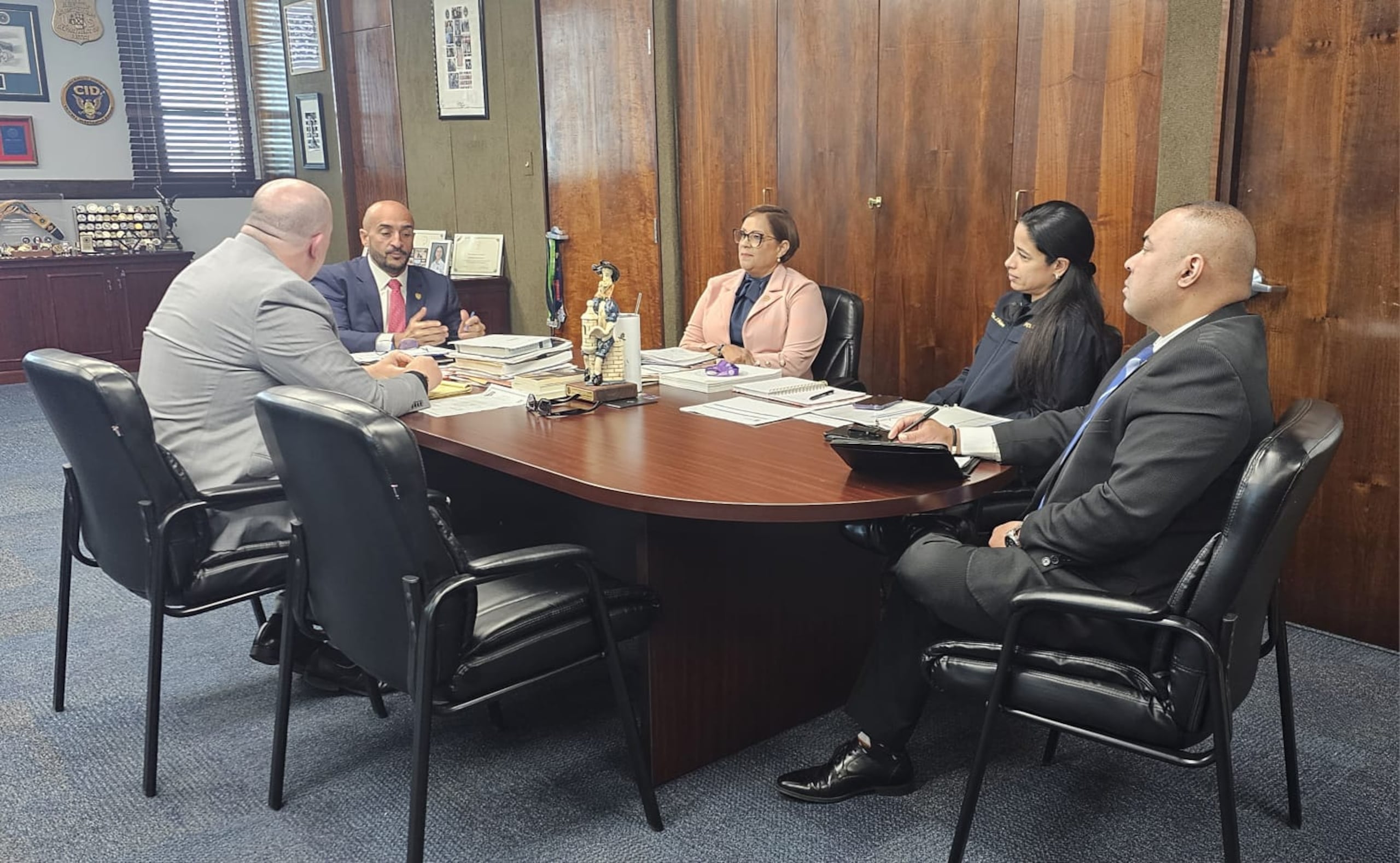 El presidente de la Asociación de Policías Unidos Luchando (APUL), Gabriel Hernández, se reunió con el comisionado de la Policía, Joseph González y su staff.