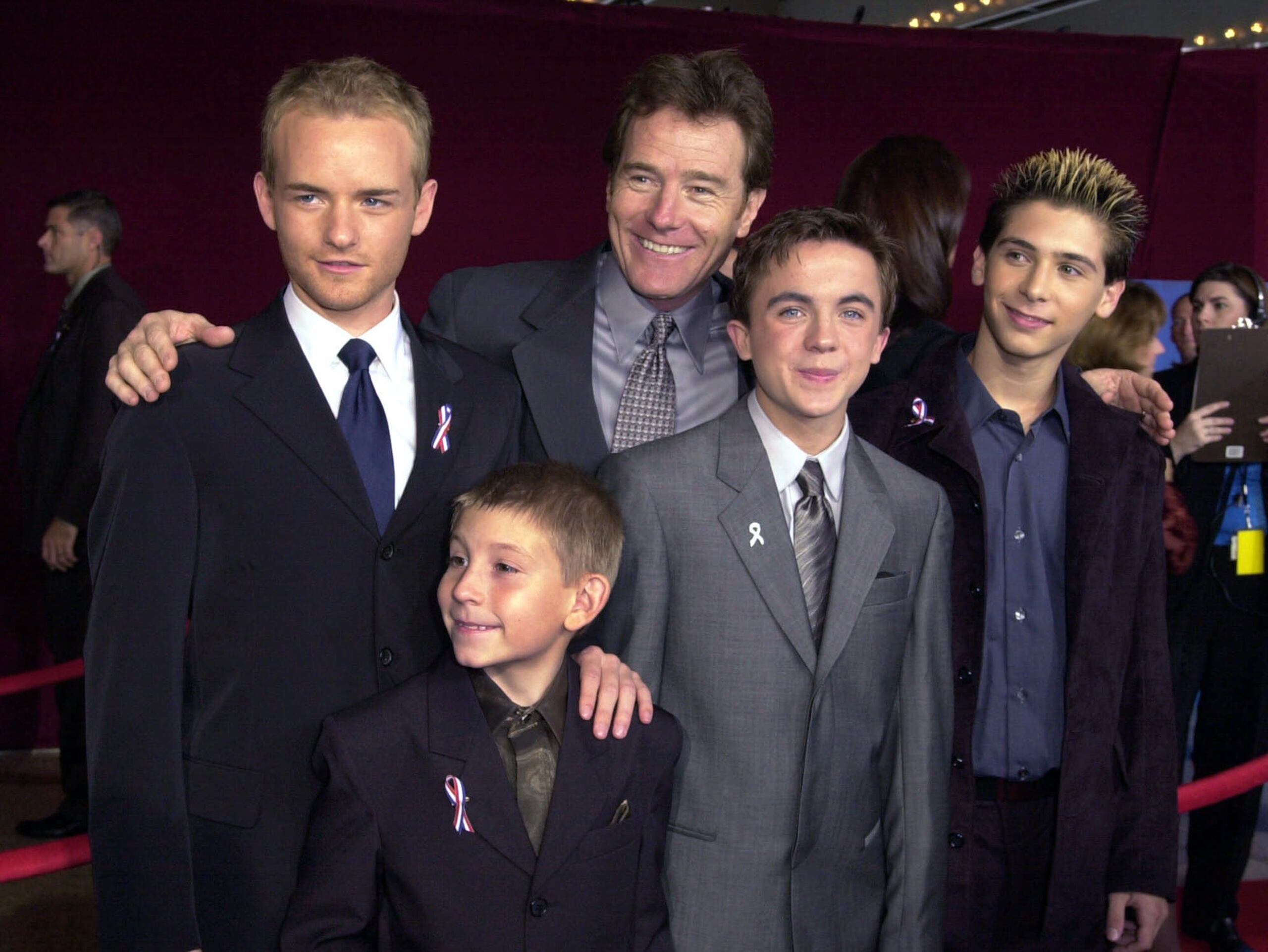 Los miembros del elenco de "Malcolm in the Middle" llegan a la 53ª edición de los Premios Emmy en horario estelar en el Teatro Shubert el 4 de noviembre de 2001, en Los Ángeles. De izquierda a derecha, se muestran: Chris Masterson, Bryan Cranston, Justin Berfield, Frankie Muñiz y Erik Per Sullivan.