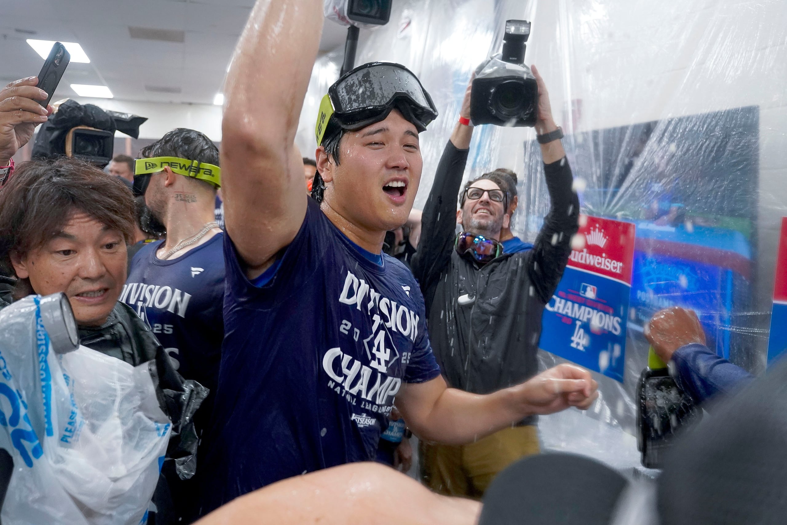 Shohei Ohtani de los Dodgers de Los Ángeles celebra la conquista del título de la División Oeste de la Liga Nacional.