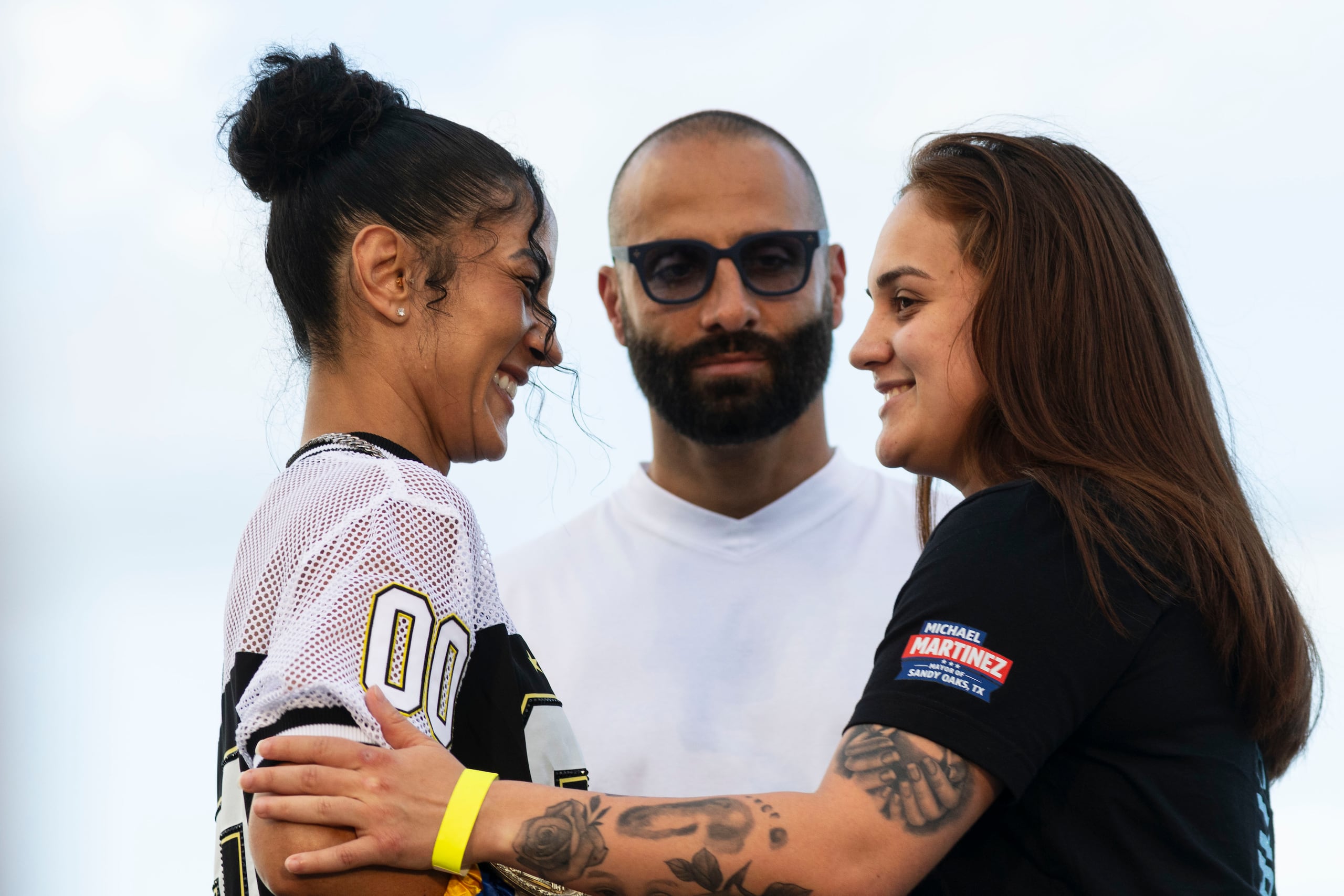 Amanda Serrano y Reina Téllez durante su cara cara en la conferencia de prensa de la pelea titular.
