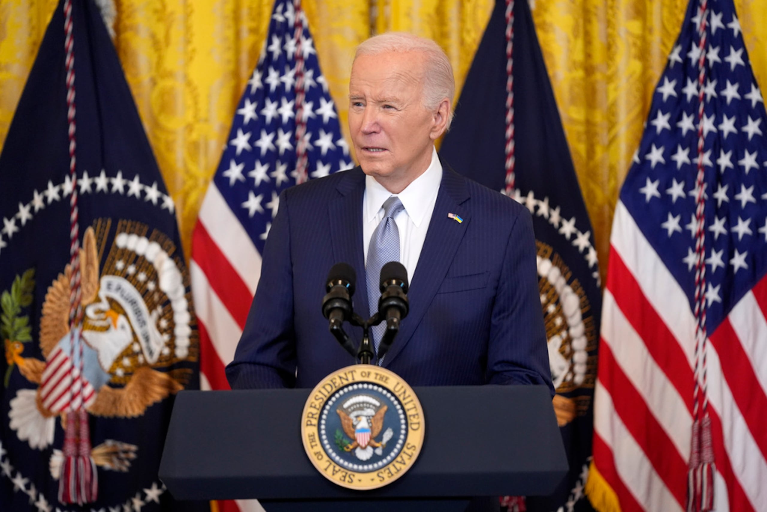 El presidente Joe Biden habla sobre las sanciones rusas durante un evento con la Asociación Nacional de Gobernadores en el Salón Este de la Casa Blanca el 23 de febrero de 2024.
