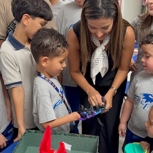 FOTOS: Conmovedor regalo de estudiantes a compañero de 5 años