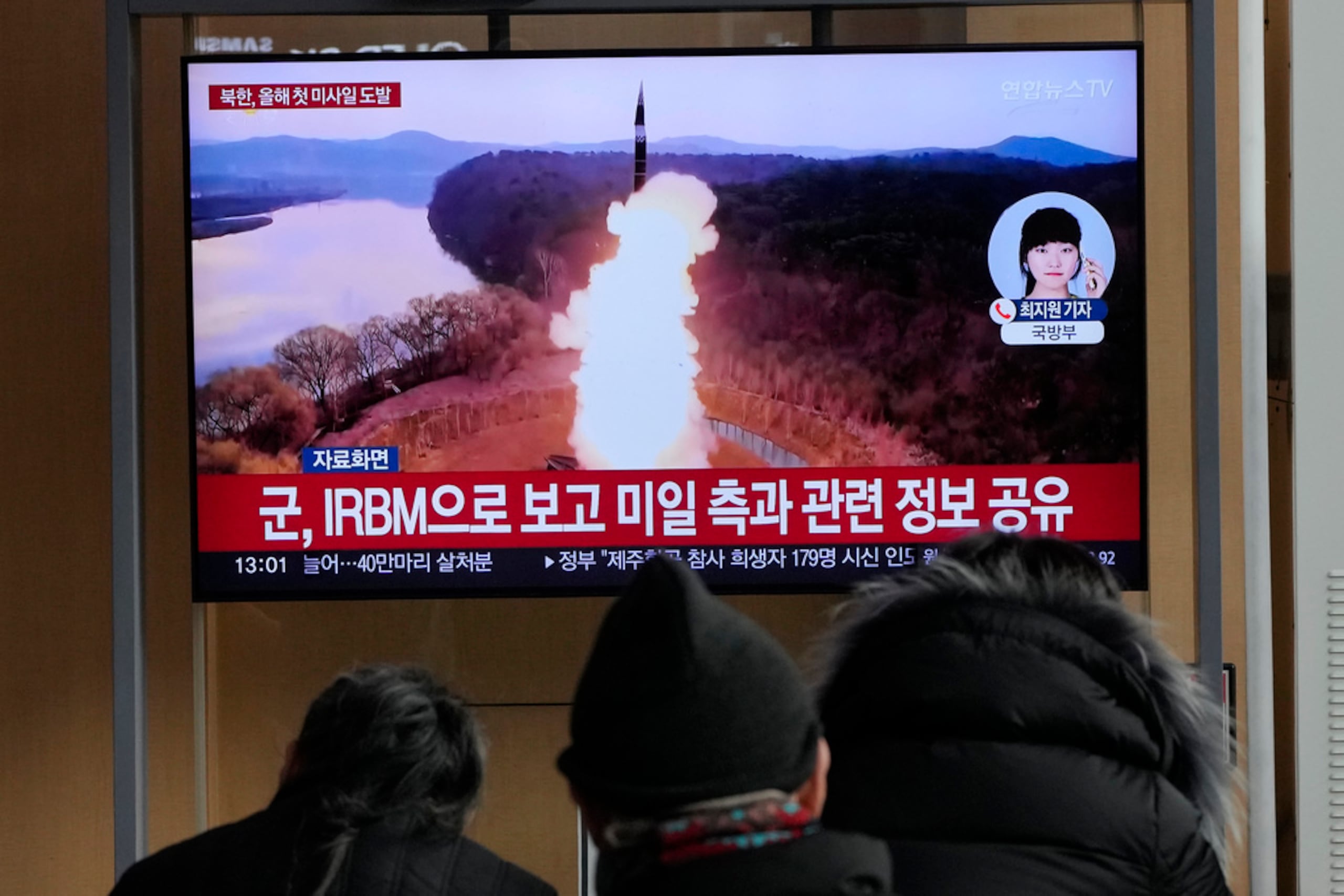 Un televisor muestra una imagen de archivo de un lanzamiento de misil de Corea del Norte durante un noticiero en una estación de tren de Seúl, Corea del Sur, el 6 de enero de 2025.