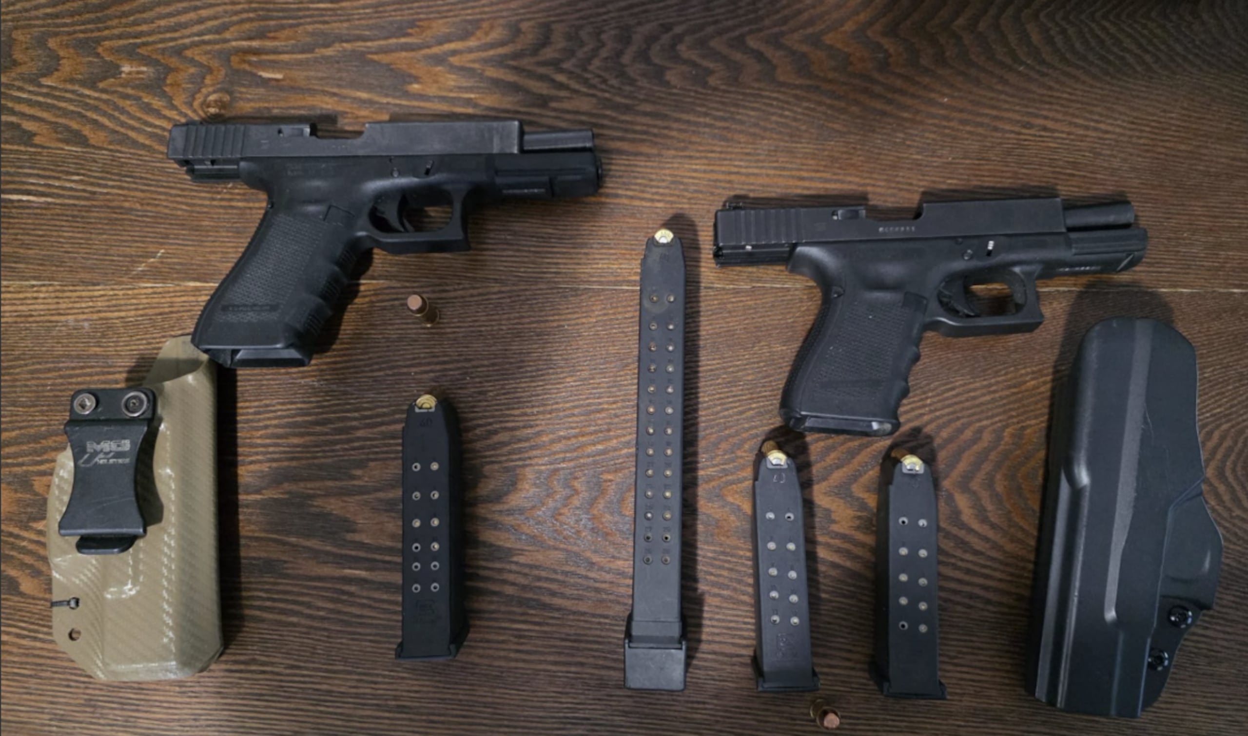 Dos pistolas, cargadores y balas ocupadas en allanamientos diligenciados en las Parcelas Suárez, en Loíza.