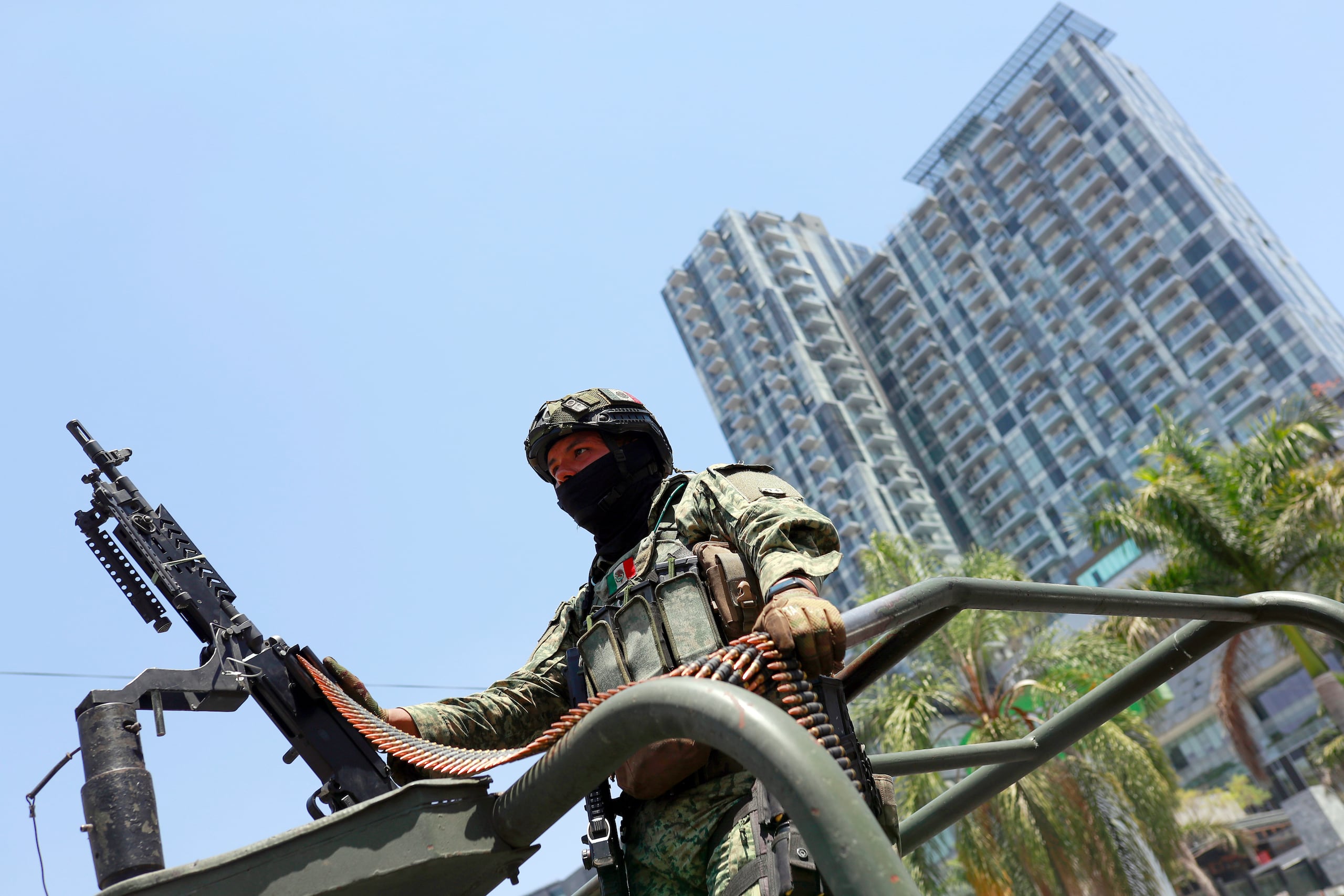 Fotografía del 20 de abril de 2025 de un integrante del ejército mexicano durante un recorrido de vigilancia en la ciudad de Zapopan, en Jalisco (México). EFE/ Francisco Guasco