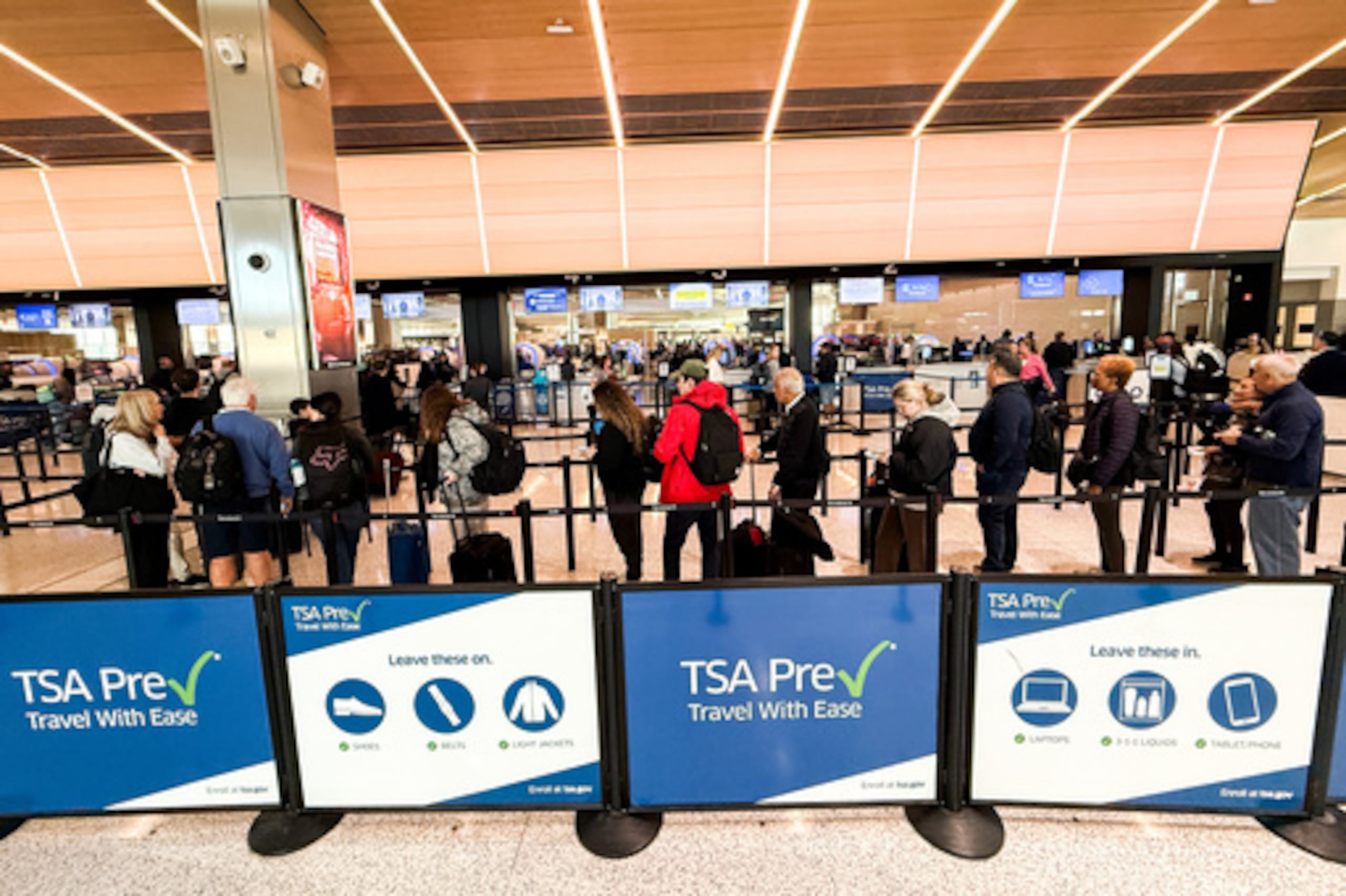 Un grupo de personas espera en la cola de seguridad de la TSA en la Terminal A del Aeropuerto Internacional Newark Liberty (EWR) en Newark, Nueva Jersey, Estados Unidos, el martes 24 de marzo de 2026. (AP Photo/Eduardo Munoz Alvarez)