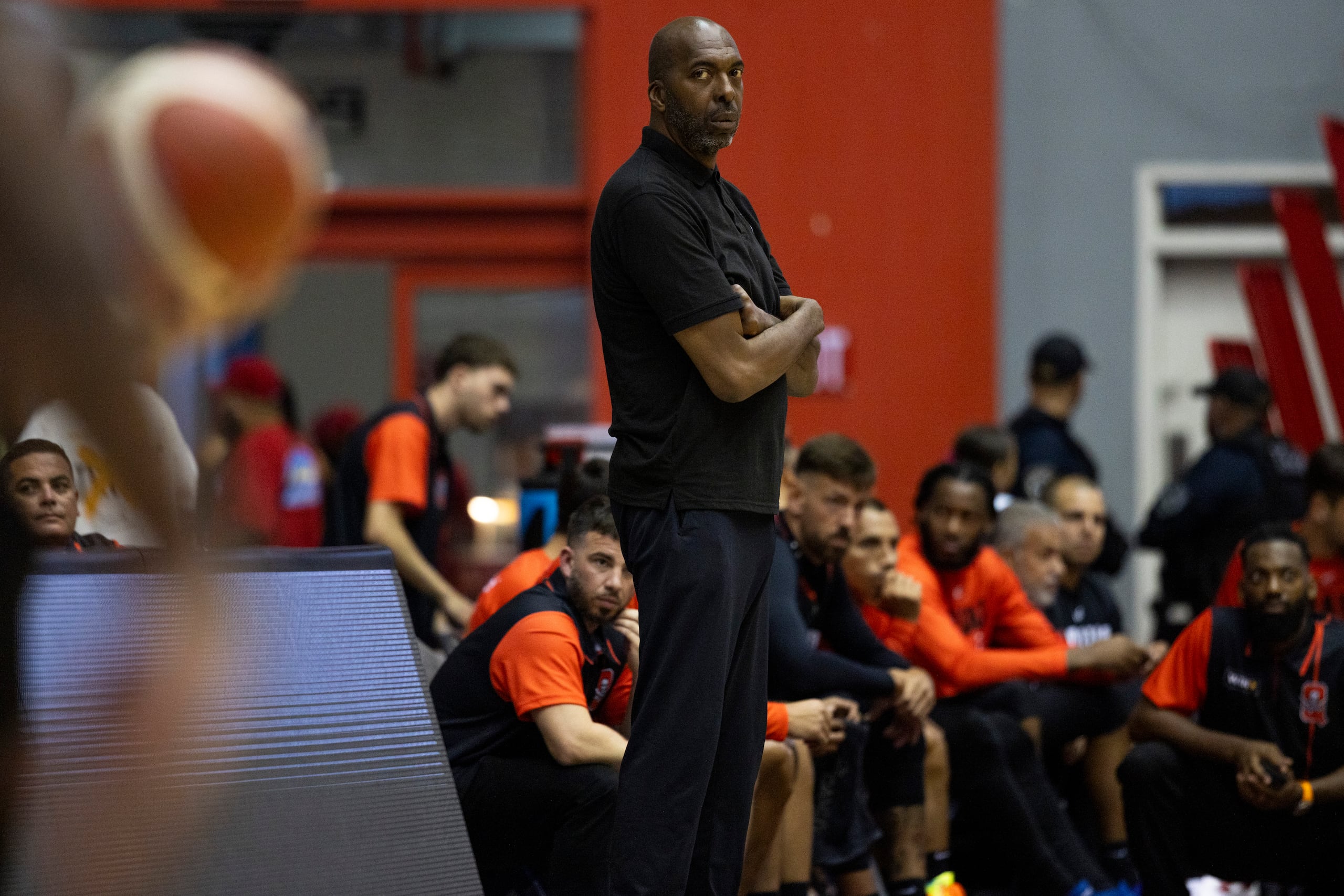 John Salley en las filas de los Piratas de Quebradillas durante un partido contra los Leones de Ponce.