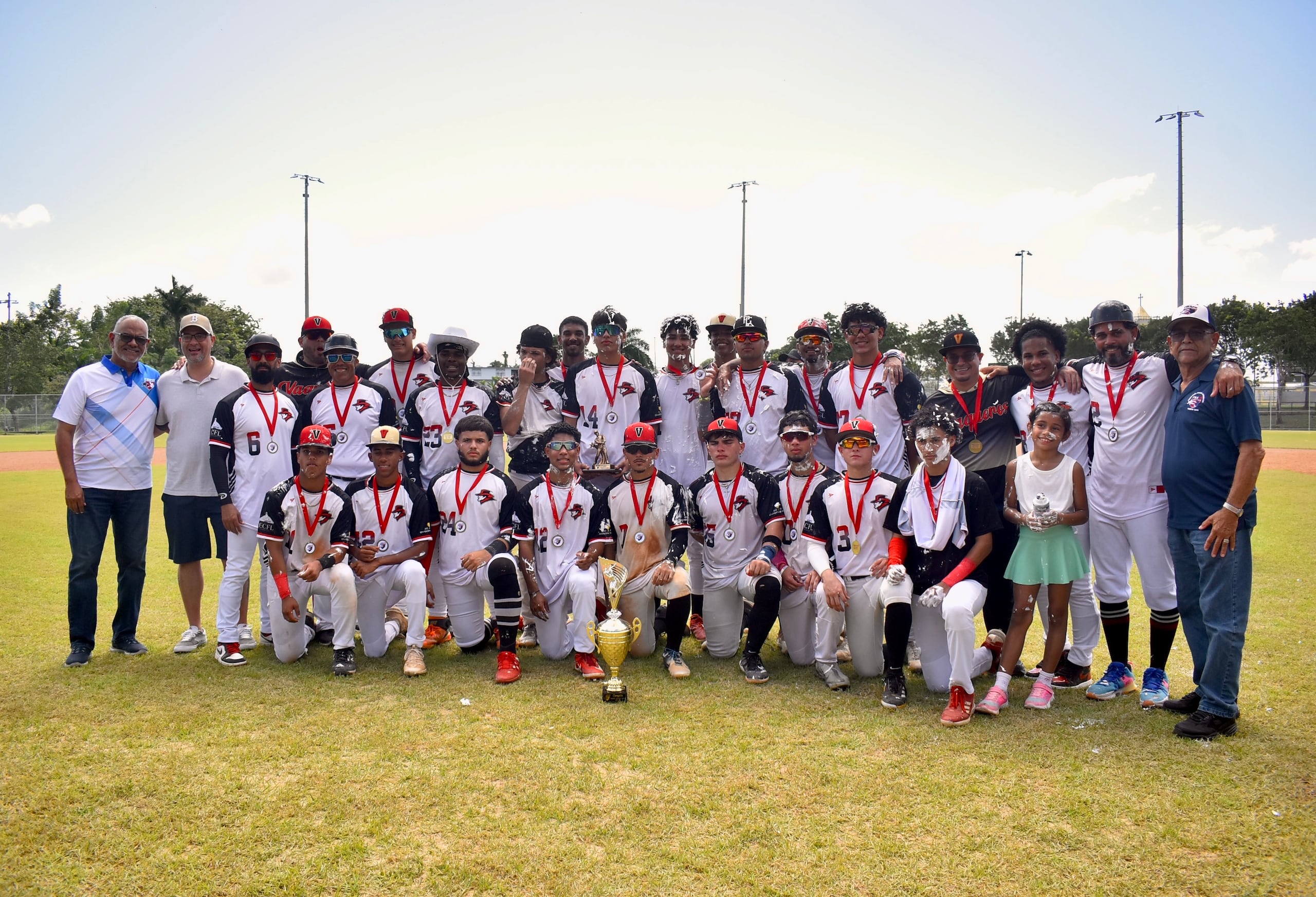 Los Vaqueros de Bayamón posan luego del triunfo y la celebración.