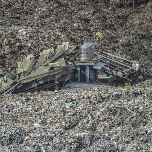 FOTOS: Decenas quedan sepultados bajo basura en Filipinas