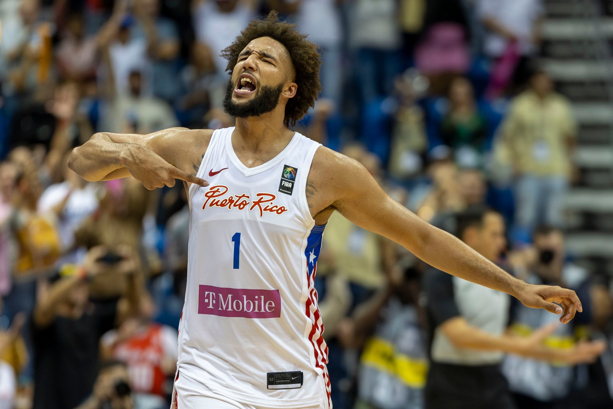 El centro George Conditt IV durante el juego del Repechaje Olímpico entre Puerto Rico e Italia.