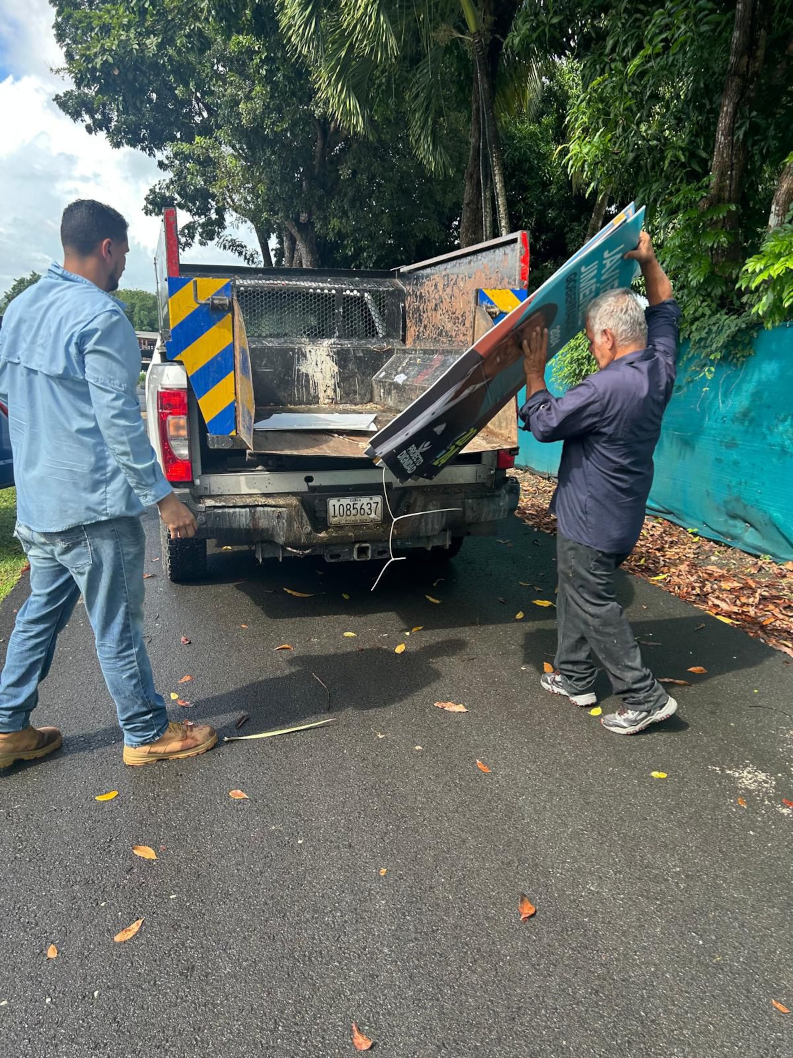 Empleados municipales de Bayamón iniciaron ayer la remoción de todo el material alusivo a la contienda electoral.