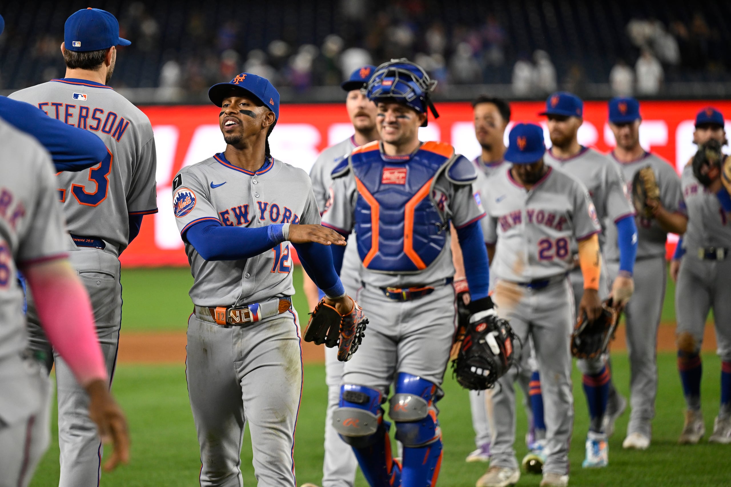 Francisco Lindor lidera a su equipo en la celebración tras el triunfo sobre los Nationals.