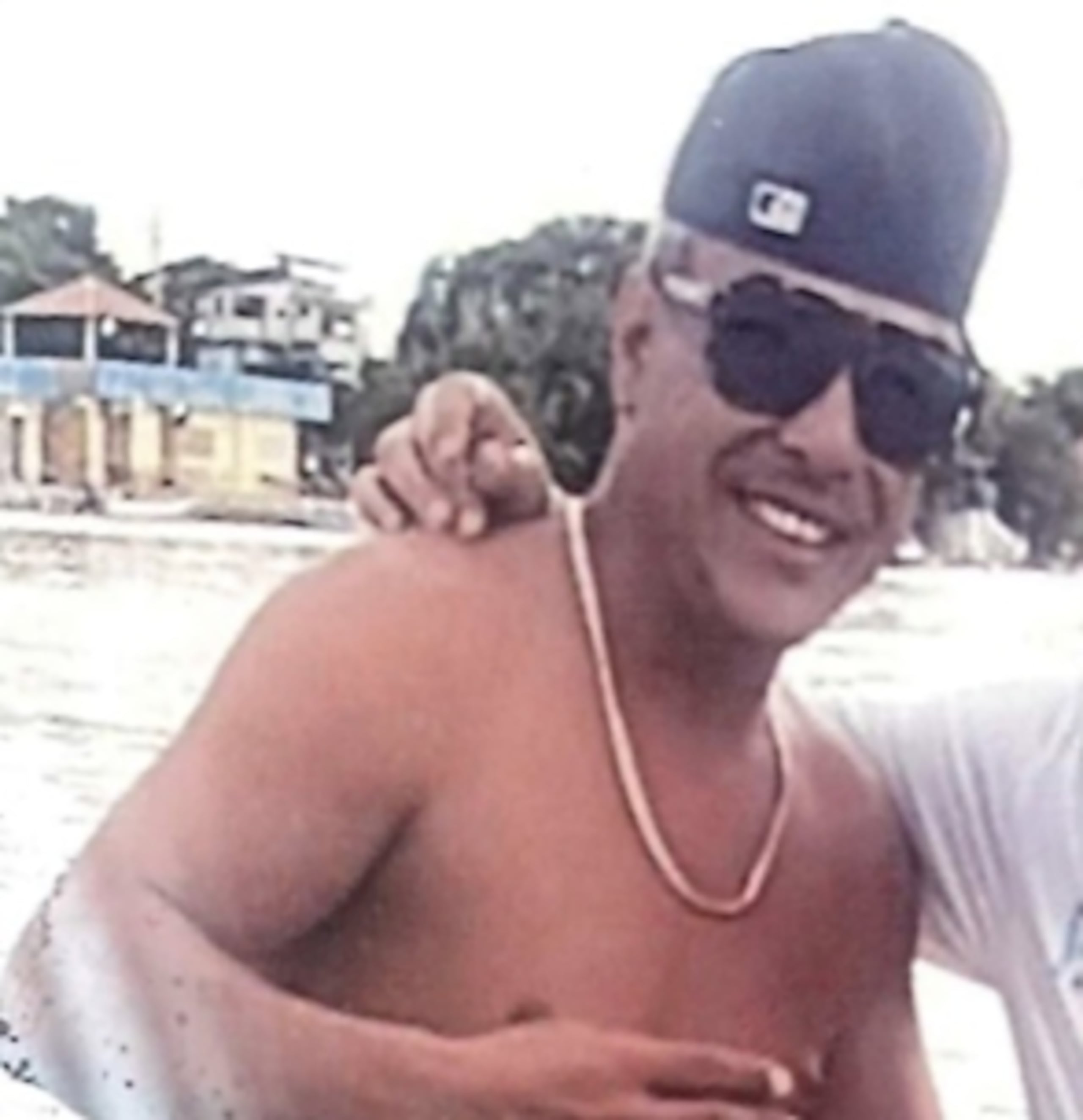 La última vez que fue visto, Pagán Colón vestía pantalón deportivo corto color azul, una camisa roja y sandalias Crocs.