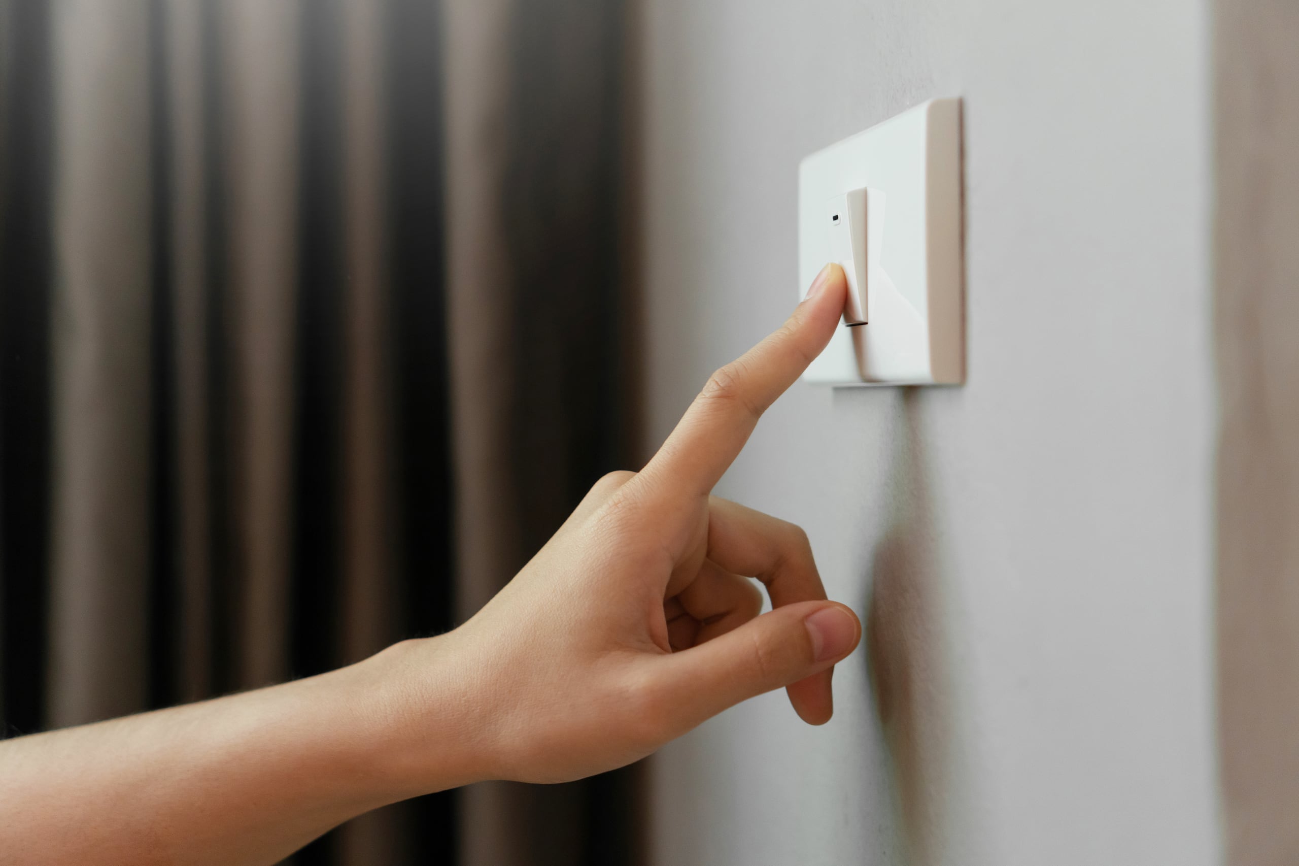 Apagar las luces de las áreas desocupadas de la casa es una manera de ahorrar electricidad.