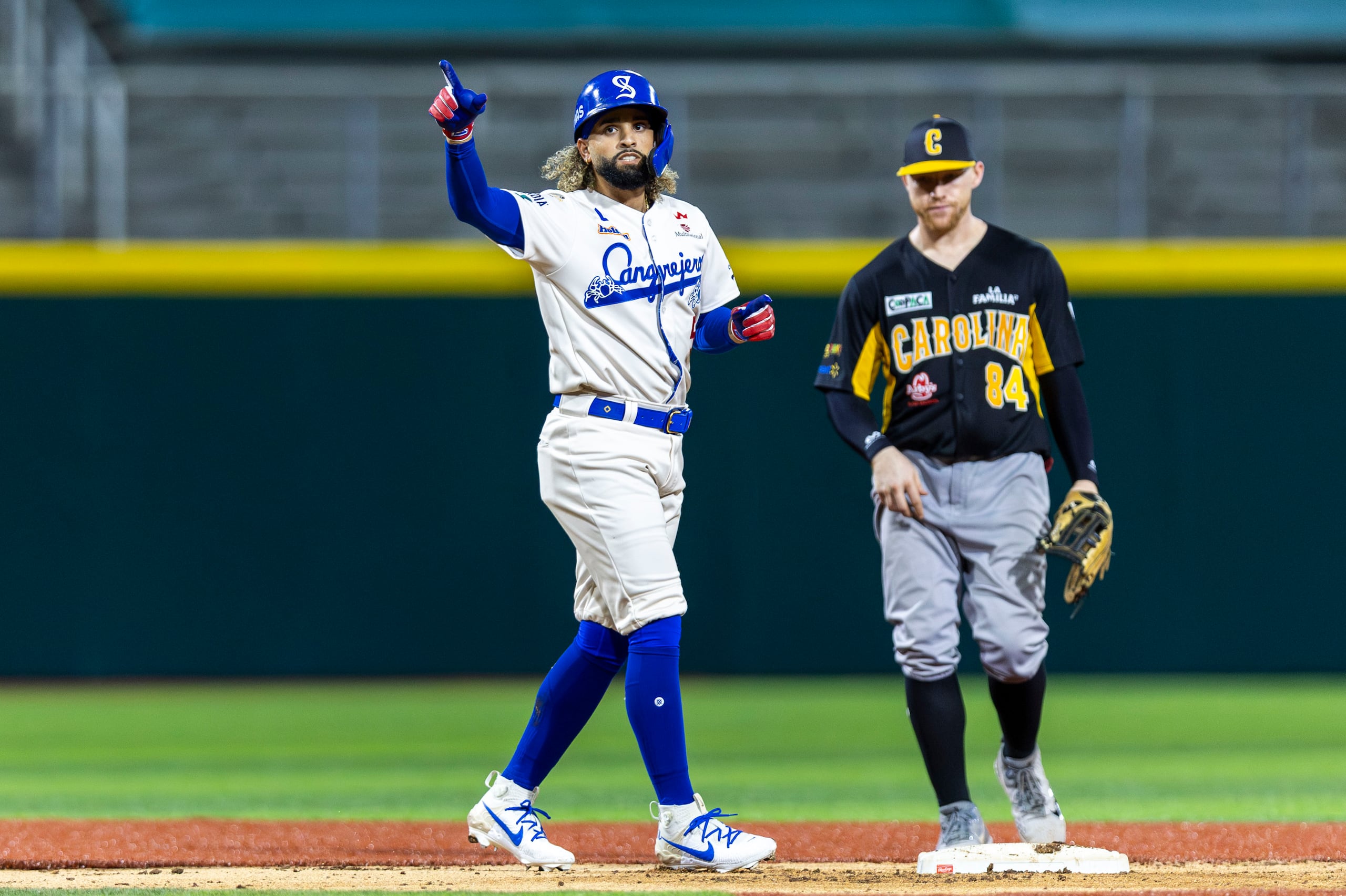 Jack López, capitán de los Cangrejeros de Santurce luego de batear un doble frente a los Gigantes de Carolina.