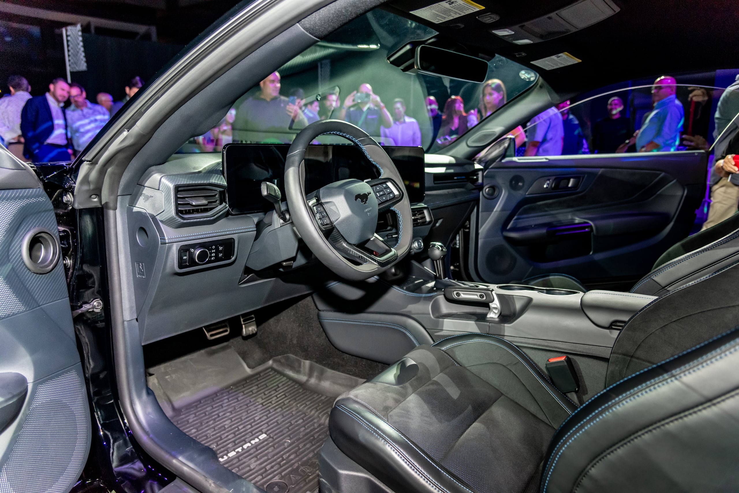 El panel de instrumentos se puede cambiar para convertir al Mustang en un modelo vintage o más futurista.