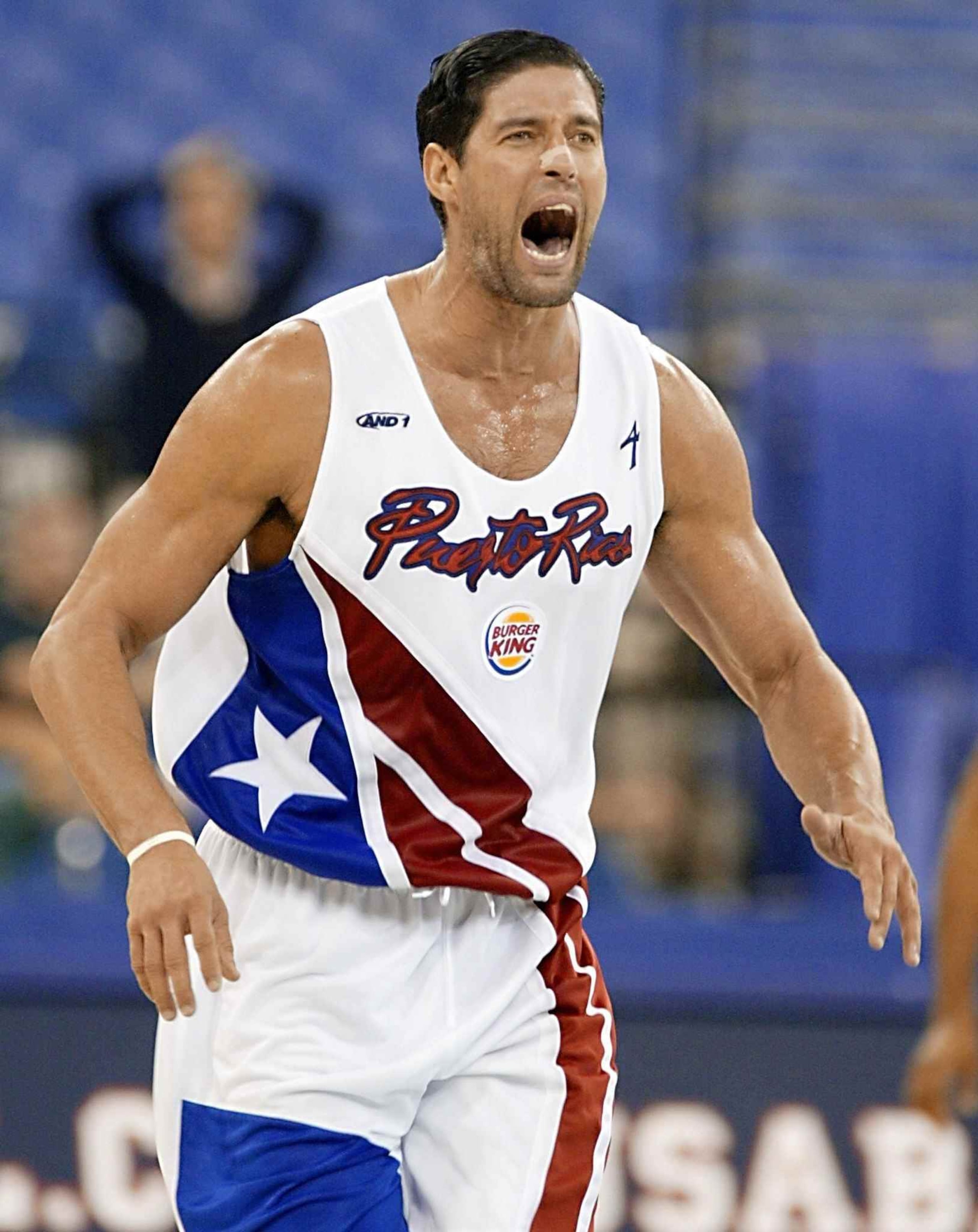 En la foto, Piculín celebra la victoria ante Angola durante un juego de la FIBA en 2002. (GFR Media)