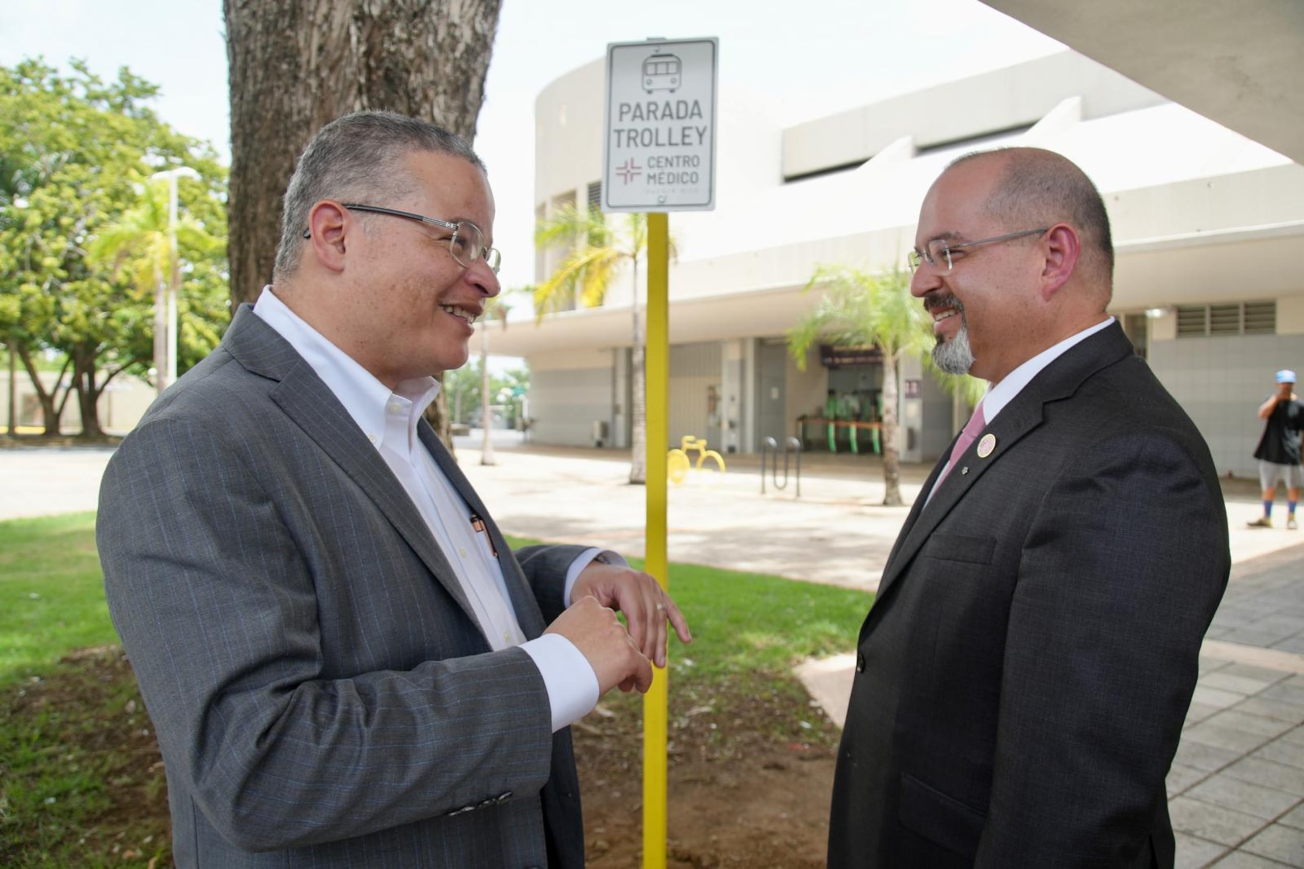 El secretario de Salud, doctor Víctor Ramos Otero y el director ejecutivo de la Administración de Servicios Médicos (ASEM), Regino Colón Alsina, tuvieron a cargo la presentación del nuevo sistema de transporte en el Centro Médico.