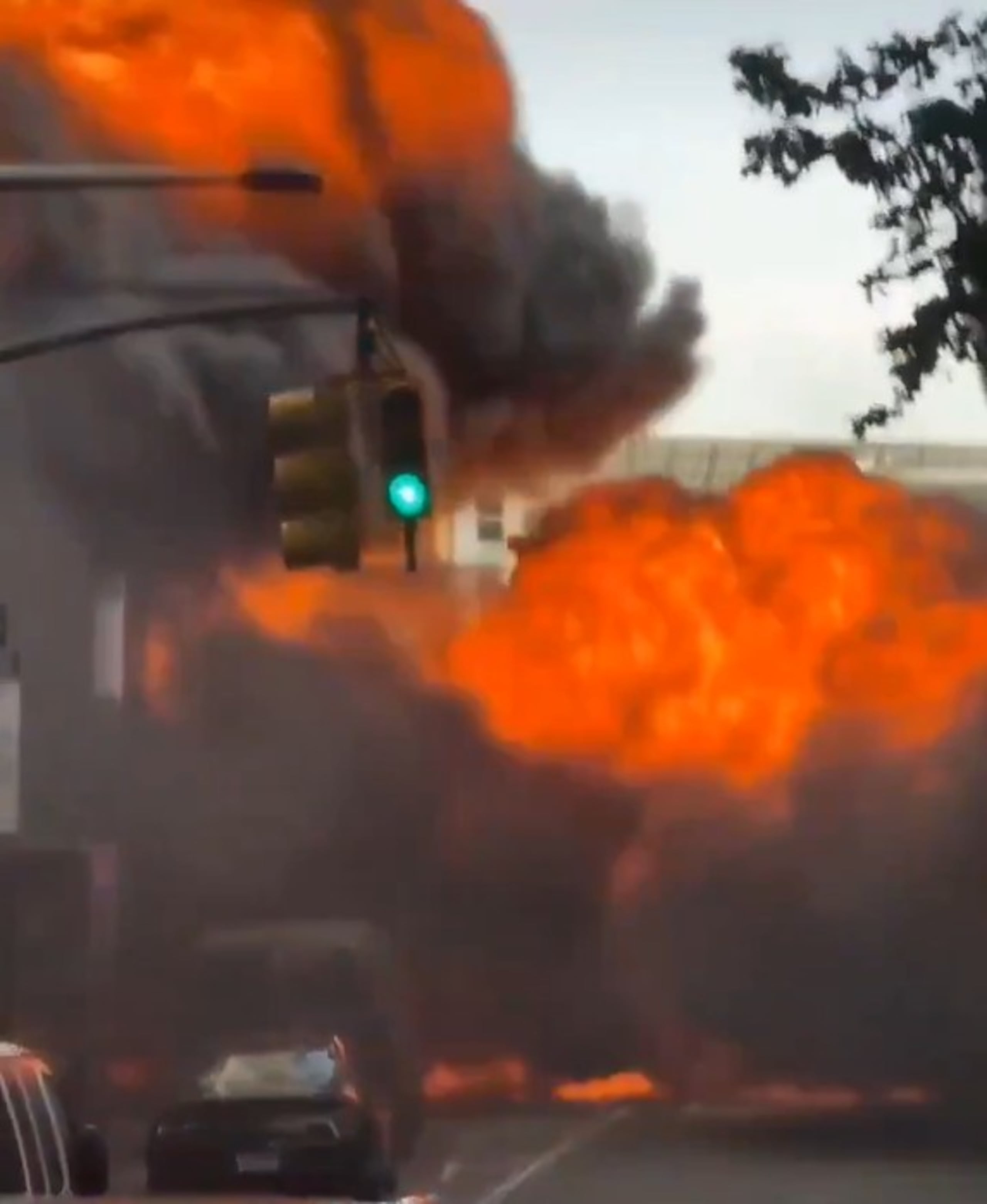 Hasta el momento se desconoce que provocó el incendio y explosión del vehículo pero afortunadamente, nadie resultó herido.