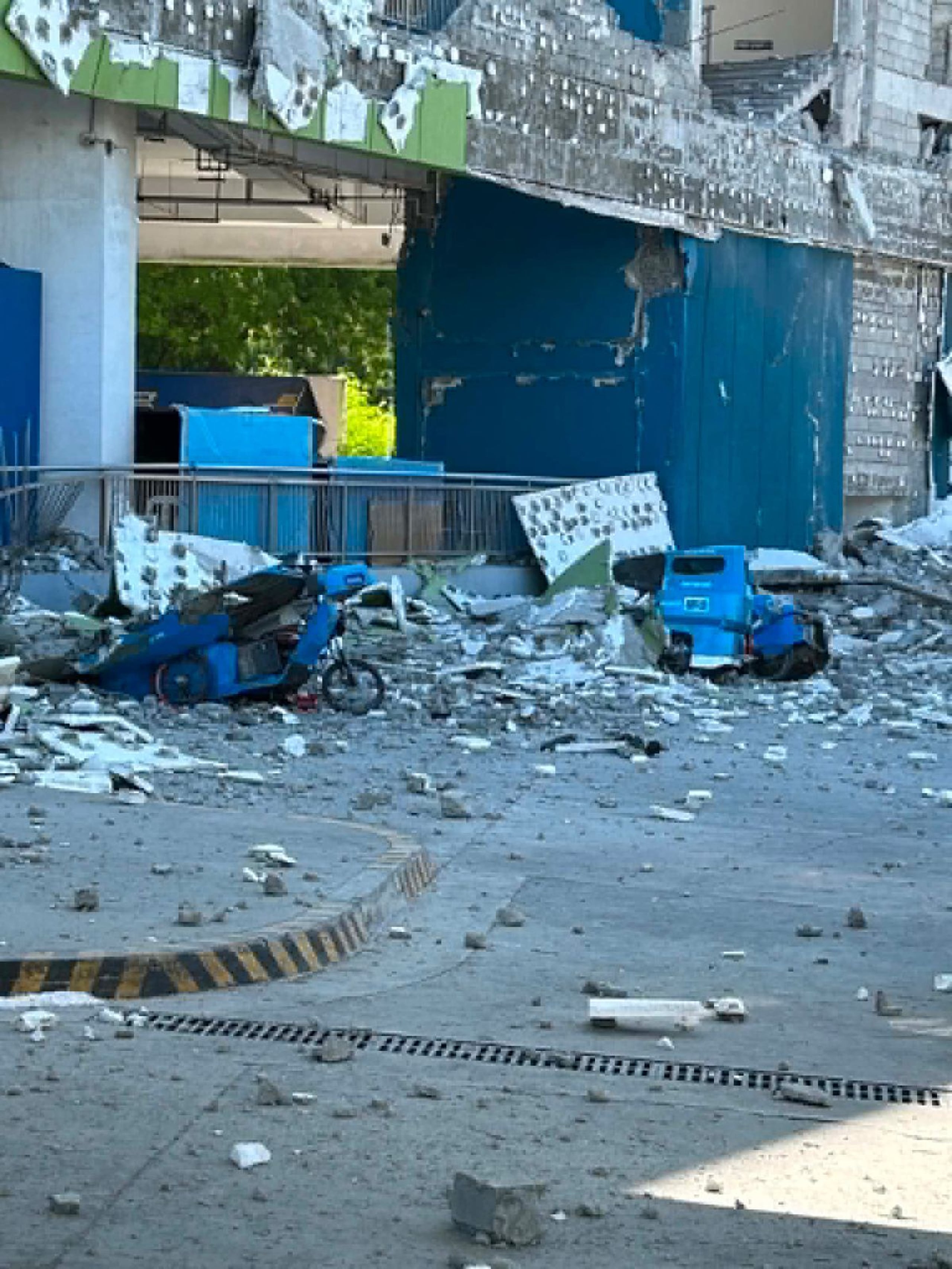 Esta imagen muestra vehículos dañados por escombros el lunes 8 de junio de 2026 tras un potente terremoto que sacudió la región de Mindanao, Filipinas. (Ernesto Torres Jr vía AP)