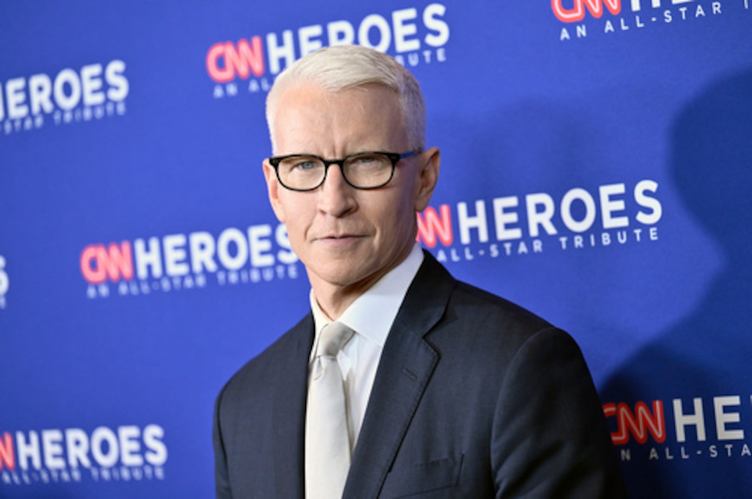 Anderson Cooper planea permanecer en CNN, donde es presentador de un programa propio, y rostro clave de acontecimientos como el especial de Año Nuevo, tras renovar su contrato en diciembre de 2025.