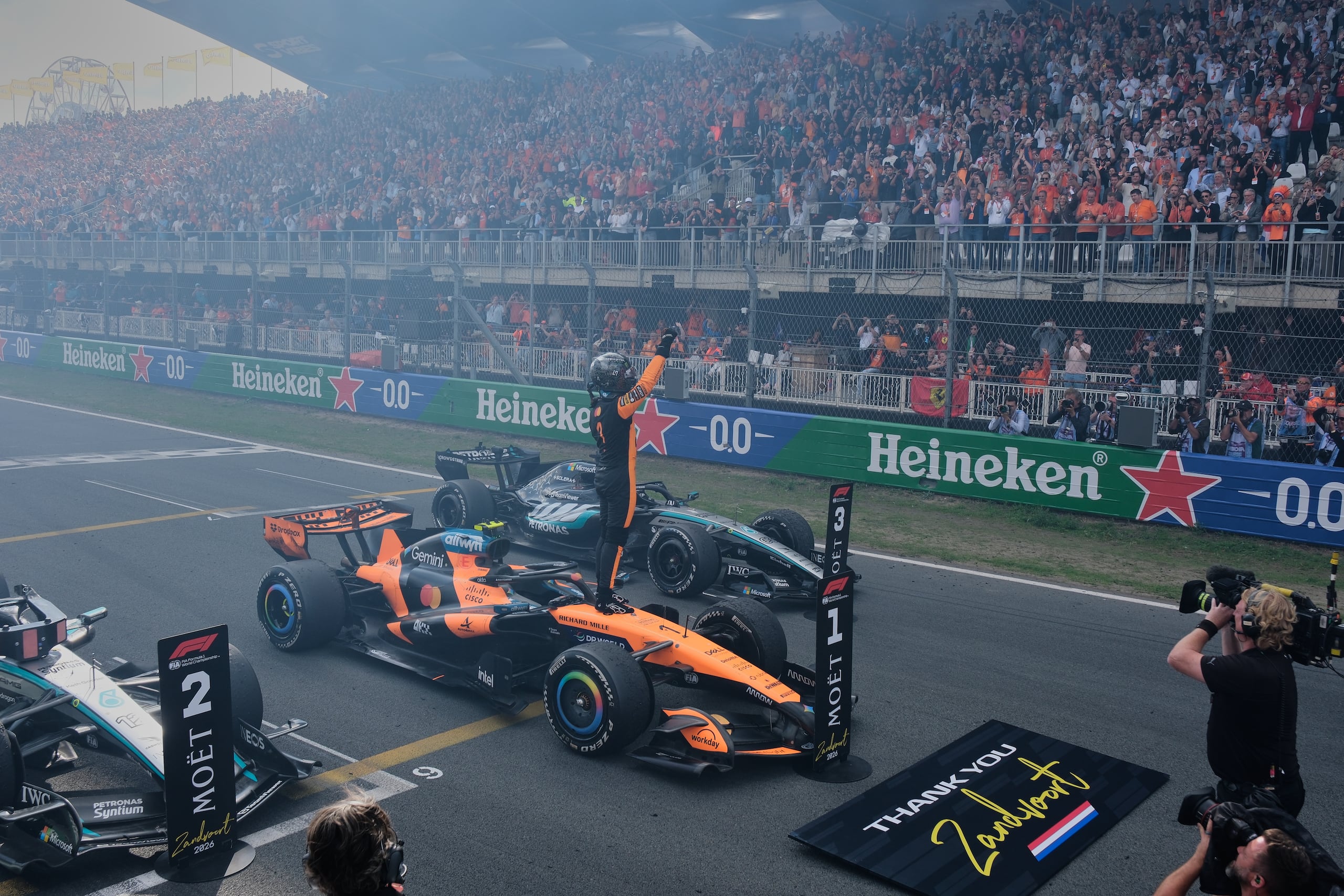 Lando Norris se sube a su McLaren tras ganar el Gran Premio de Países Bajos de Fórmula Uno.