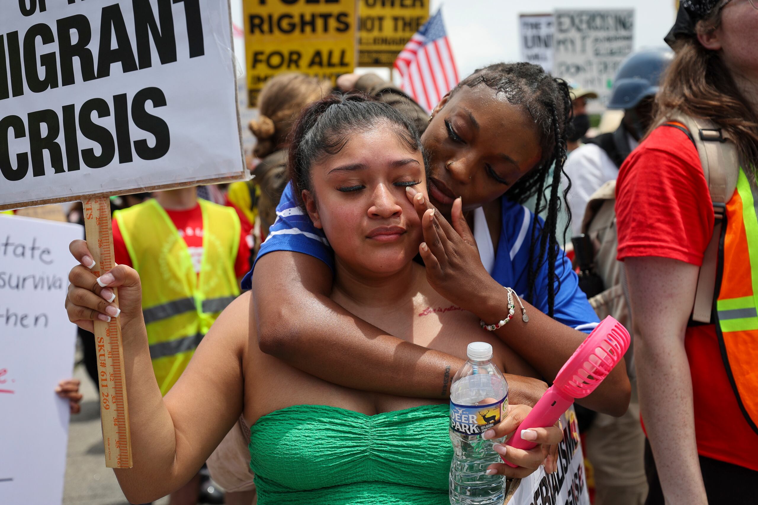 Daisy Morán, a la izquierda, y Constance Felton participan en una protesta contra las redadas del ICE y las detenciones para deportación.