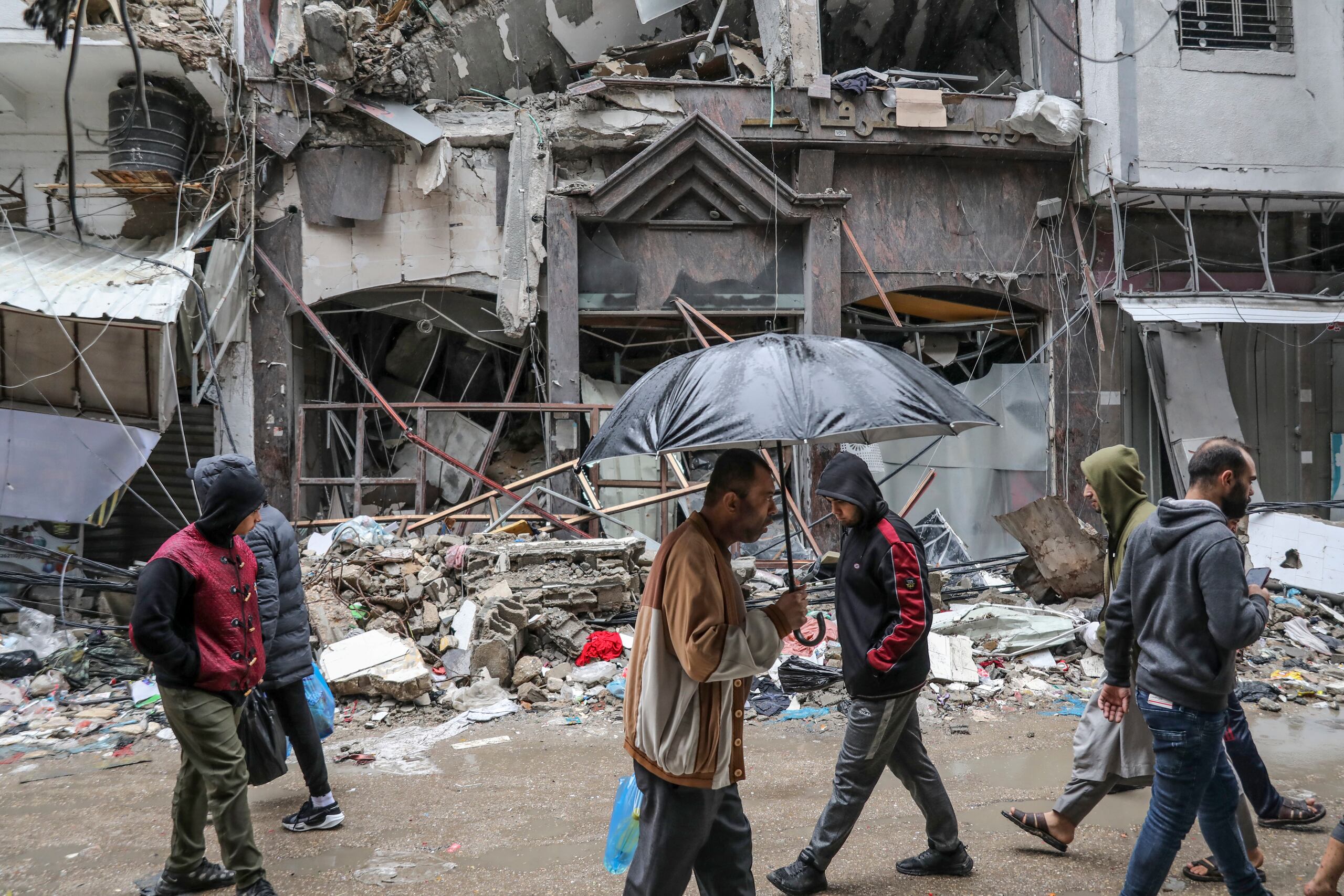 Varios palestinos caminan en la Ciudad de Gaza el lunes 27 de noviembre de 2023, el cuarto día de un cese del fuego temporal entre Hamás e Israel. (AP Foto/Mohammed Hajjar)