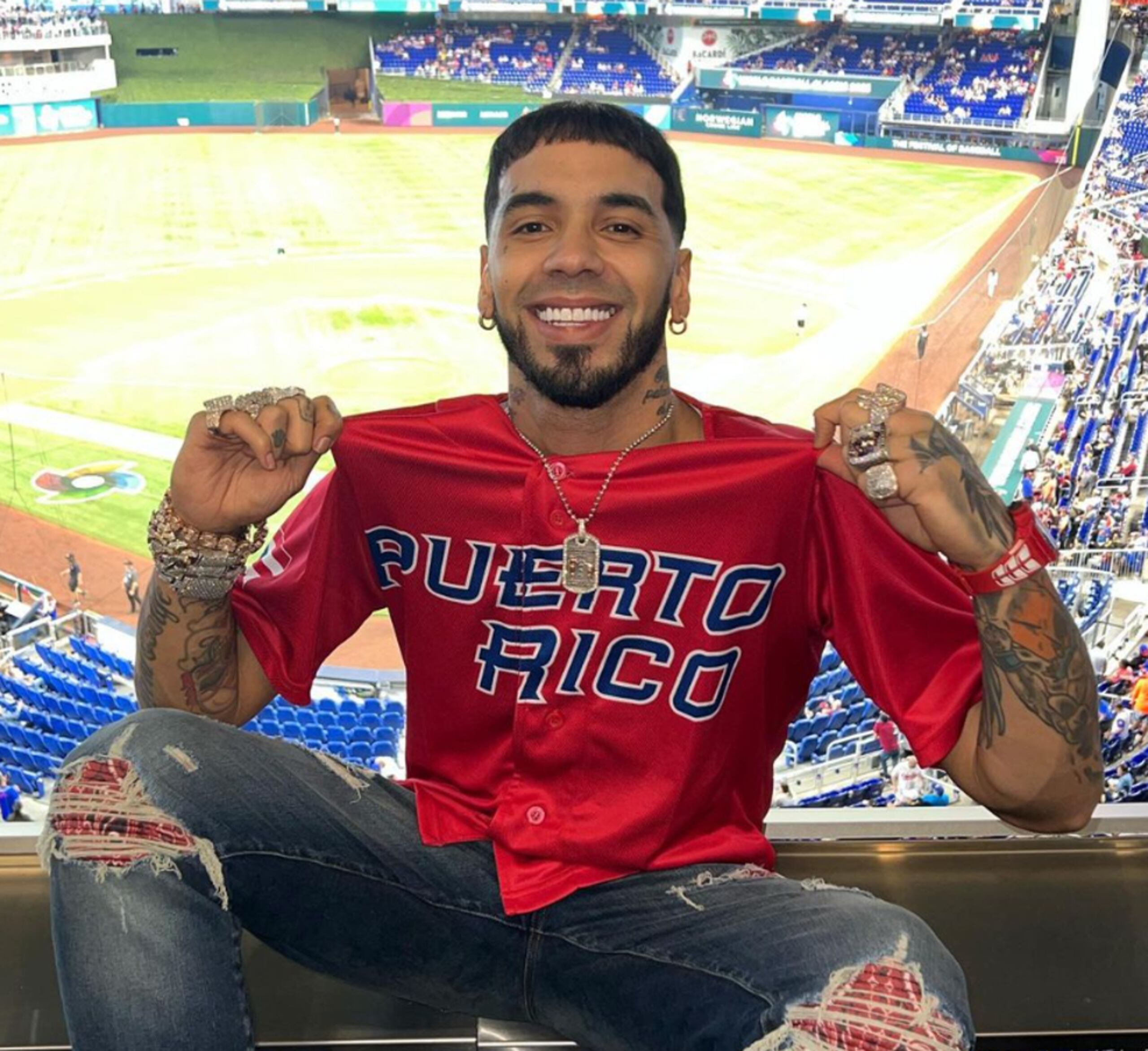 Anuel AA estuvo presente en el juego de béisbol entre Puerto Rico y Venezuela del Clásico Mundial de Béisbol, celebrado en Miami.