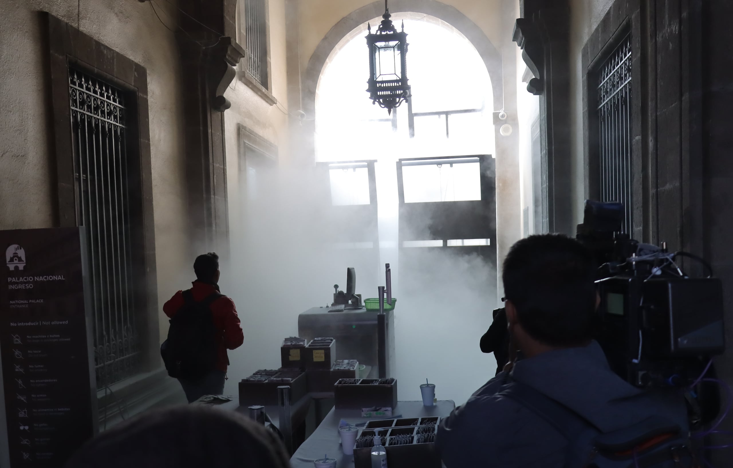 Los manifestantes alegan que López Obrador no ha cumplido su promesa de resolver la desaparición de sus 43 compañeros en septiembre de 2014 en el sureño estado de Guerrero.