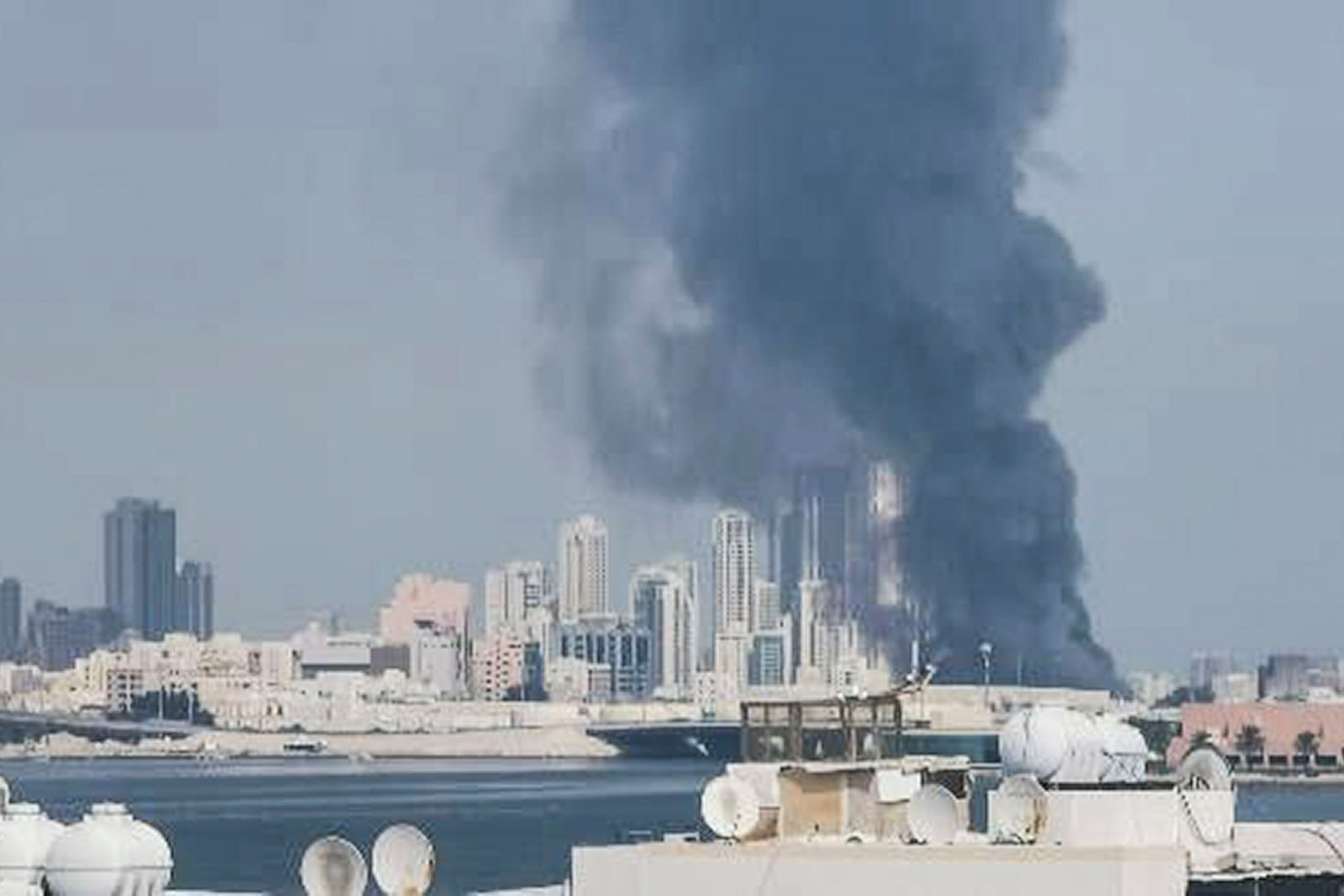 BARÉIN, 28/02/2026.- Vista de una columna de humo en Baréin. La Guardia Revolucionaria iraní confirmó este sábado que ha lanzado ataques contra bases estadounidenses situadas en Baréin, Catar y Emiratos Árabes como represalia por los bombardeos de Estados Unidos e Israel. Los misiles y drones de la Guardia Revolucionaria atacaron severamente el cuartel general de la Quinta Flota de la Armada estadounidense en Baréin. EFE