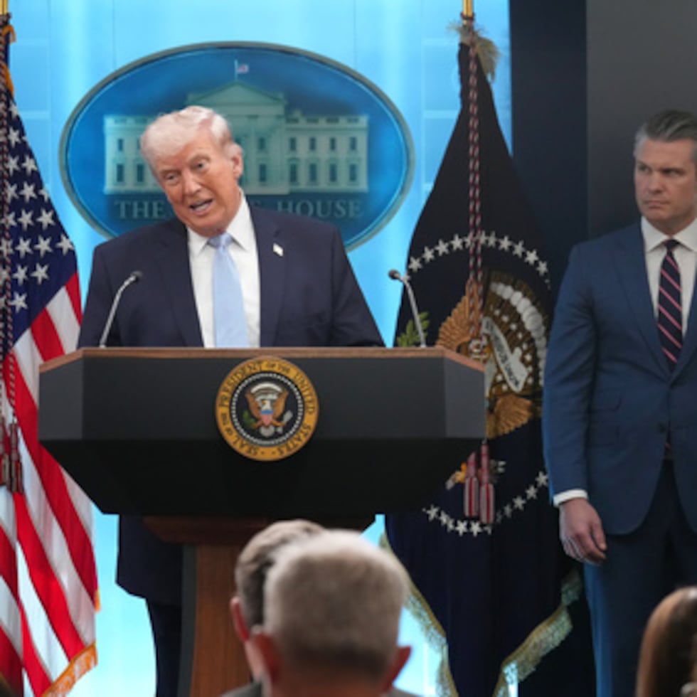 El lunes, Trump estuvo presente en el tradicional evento de búsqueda de huevos de Pascua en la Casa Blanca y respondió a la prensa sus preguntas con aparente normalidad. 