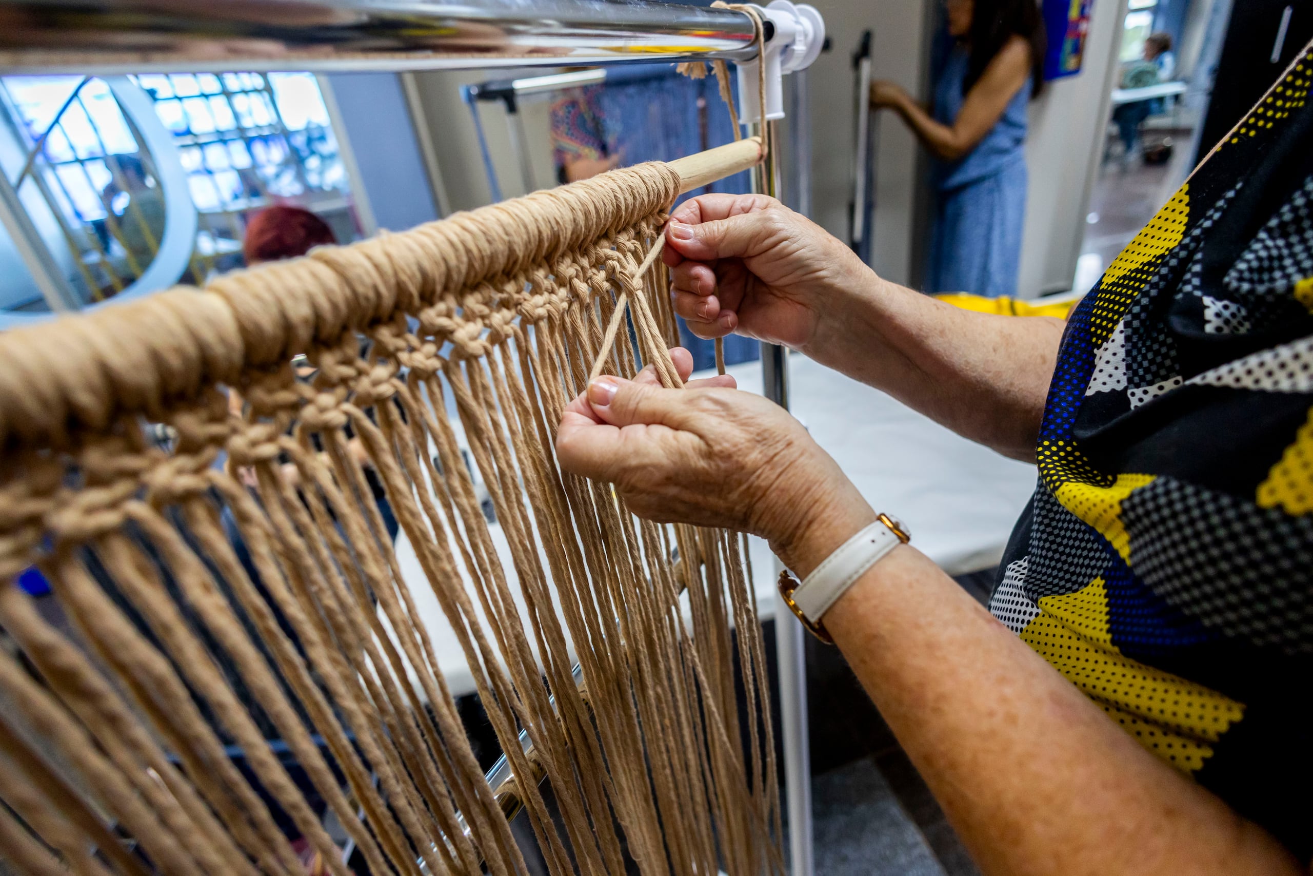 La profesora Brendalis Rodríguez Torres dicta el taller de macramé, uno de los más concurridos por féminas en la escuela.