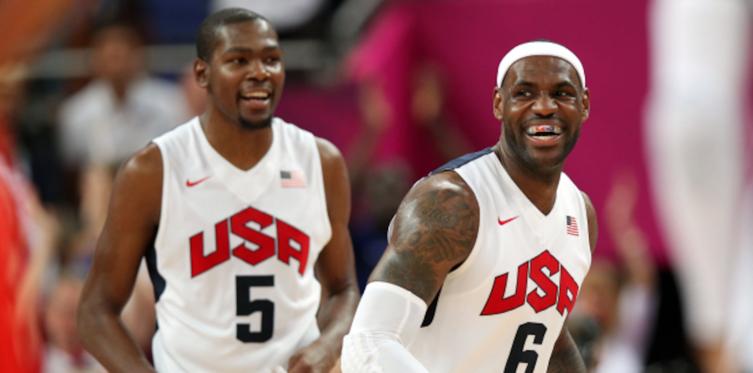 La empresa Nike es la que confecciona los uniformes del equipo de baloncesto de Estados Unidos, tal y como lo lucen en sus franelas Kevin Durant (5) y LeBron James (6) durante las Olimpiadas de 2012. (Archivo / GFR Media)
