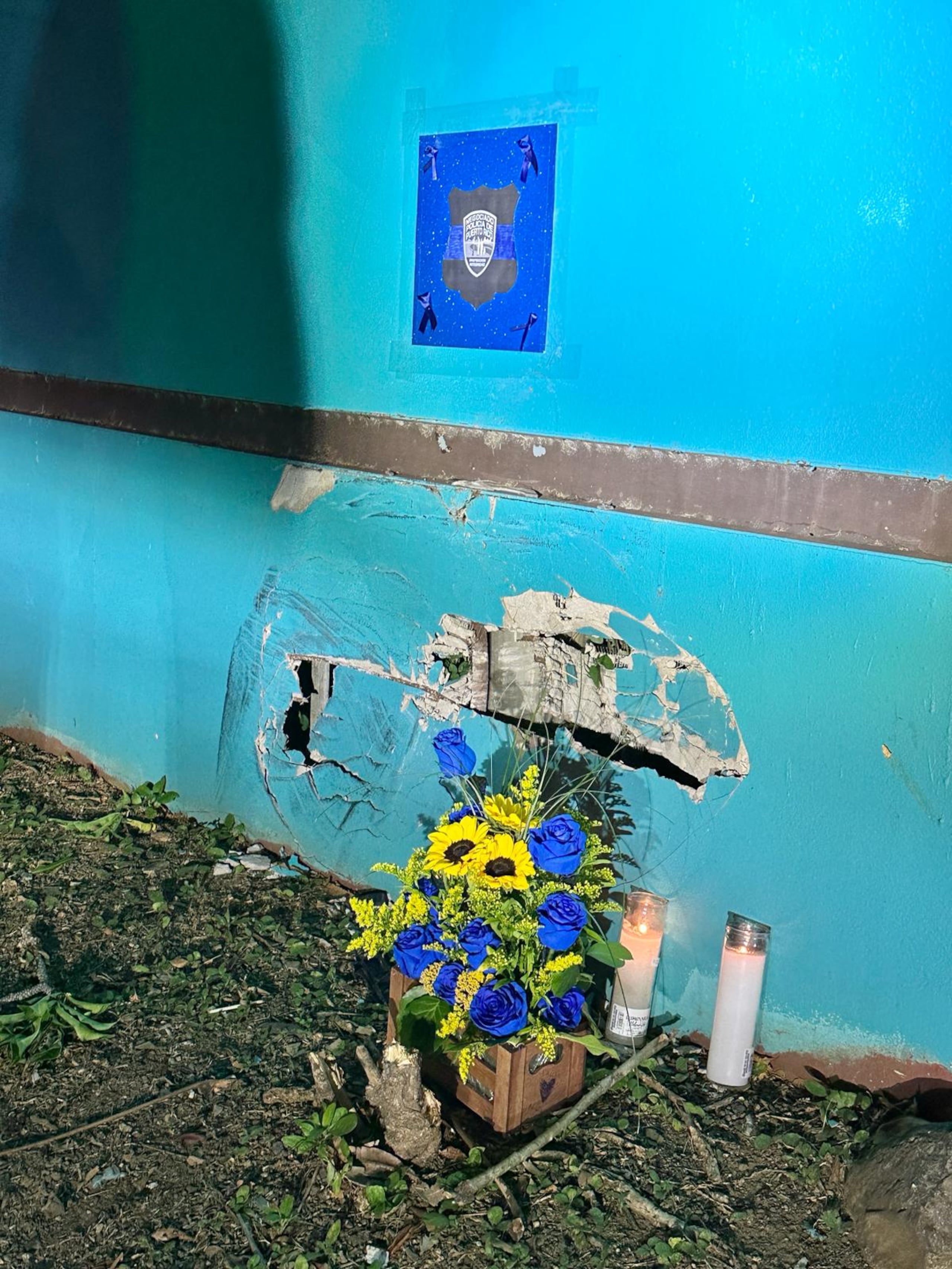 El afiche realizado por las hijas de un policía, se colocó frente al residencial Sabana Abajo en Carolina donde fue asesinado el agente Eliezer Ramos Vélez. mientras le daba seguimiento a unos gatilleros, para honrar su memoria.