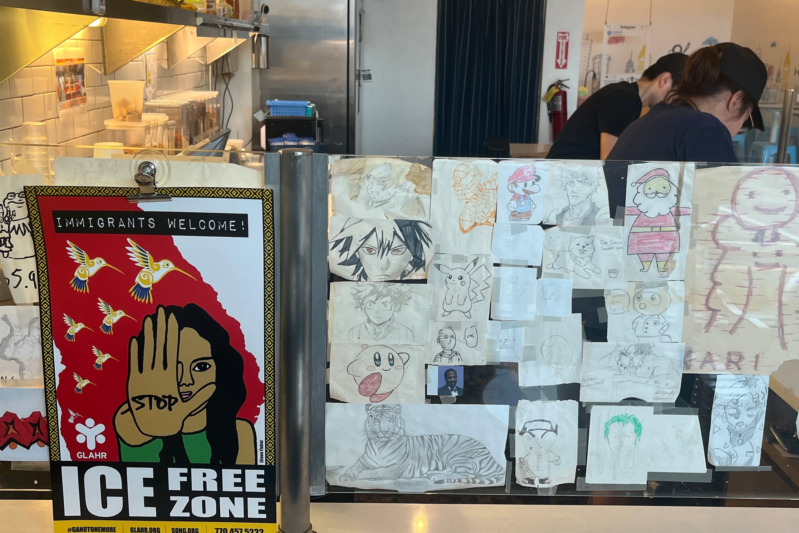Fotografía del 26 de julio de 2025 de un cartel que dice 'Zona libre de ICE' en Atlanta, Georgia (Estados Unidos). (EFE/ Marcelo Wheelock)
